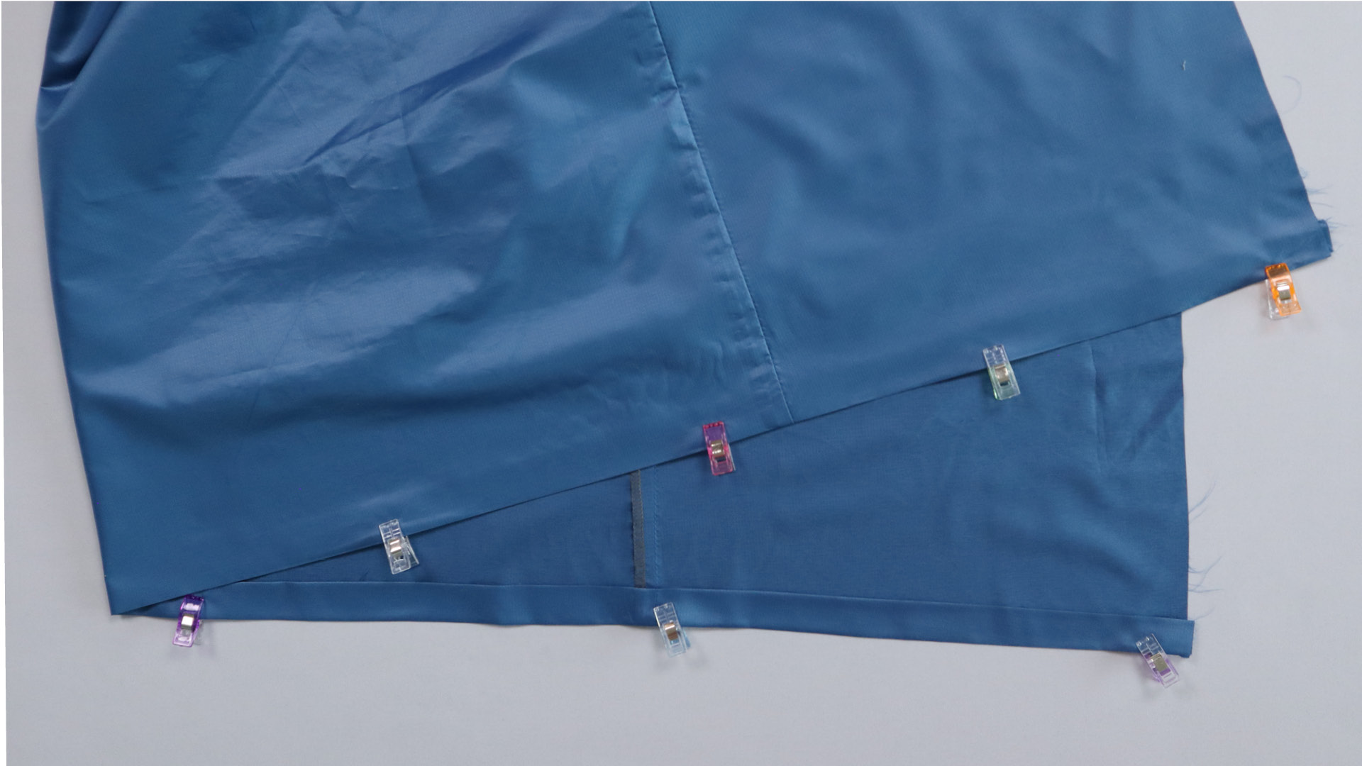 Parka mit Kapuze nähen - Der Saum wird festgesteckt.