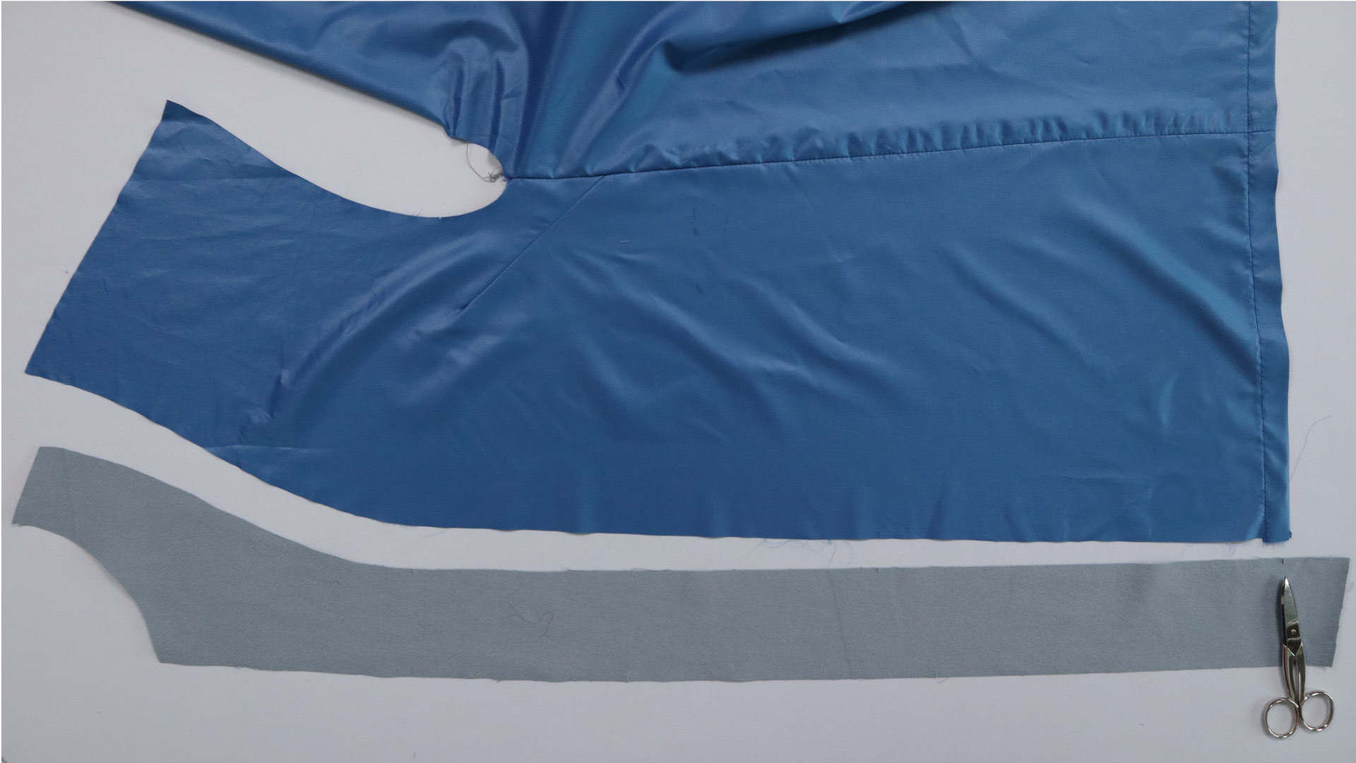 Parka mit Kapuze nähen - Der abgesteppte Saum wird an den Beleg genäht.