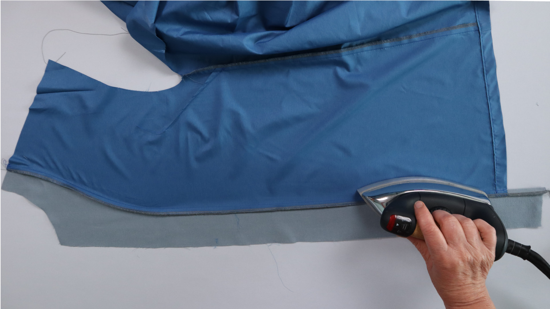 Parka mit Kapuze nähen - Die Nahtzugaben werden zum Beleg gebügelt.