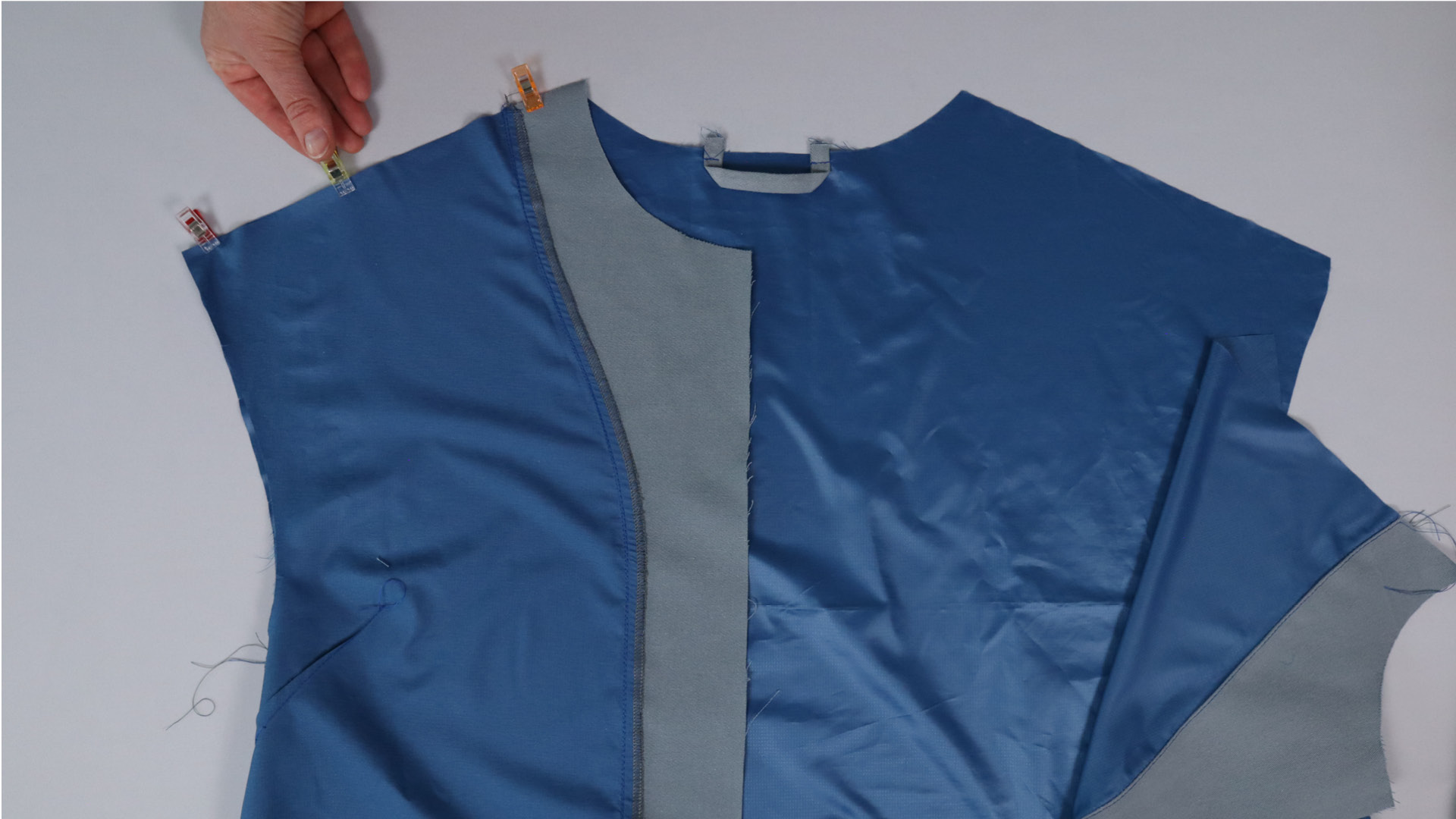 Parka mit Kapuze nähen - Die Schulternähte werden gesteckt.