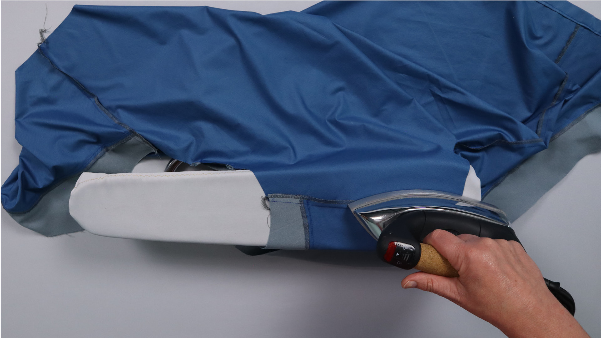 Parka mit Kapuze nähen - Die Schulternähte werden nach hinten gebügelt.