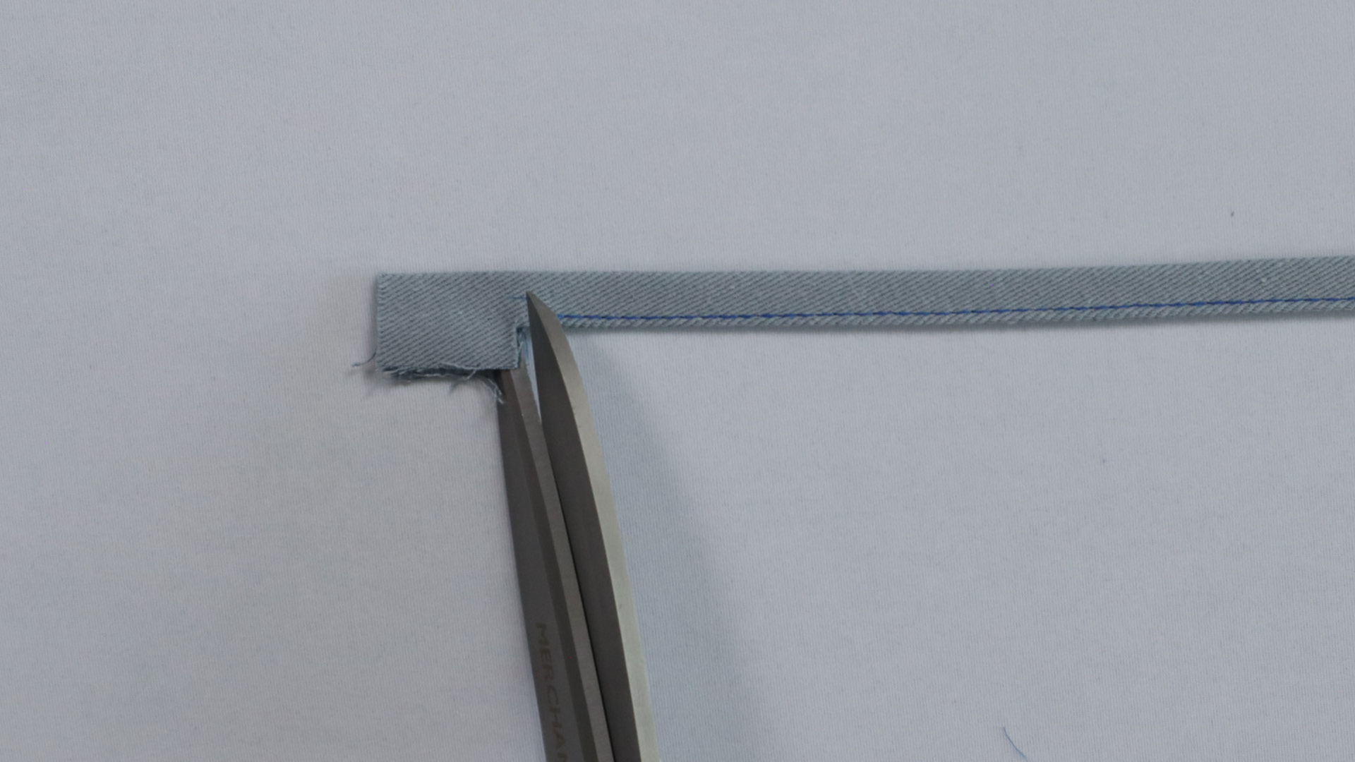 Parka mit Kapuze nähen -Die Nahtzugaben werden aufgeschnitten.