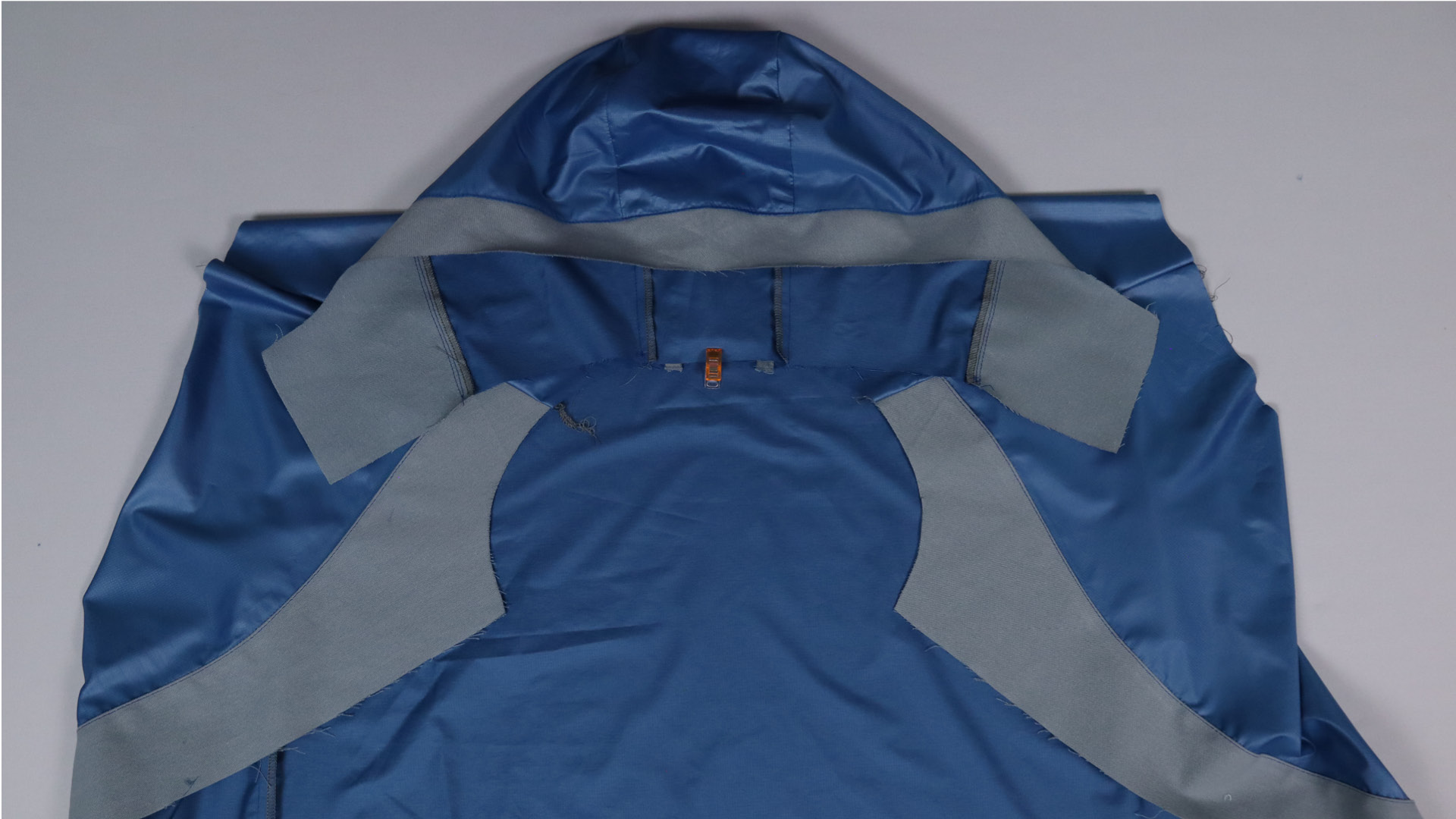 Parka mit Kapuze nähen - Die Kapuze wird an den Rumpf gesteckt.