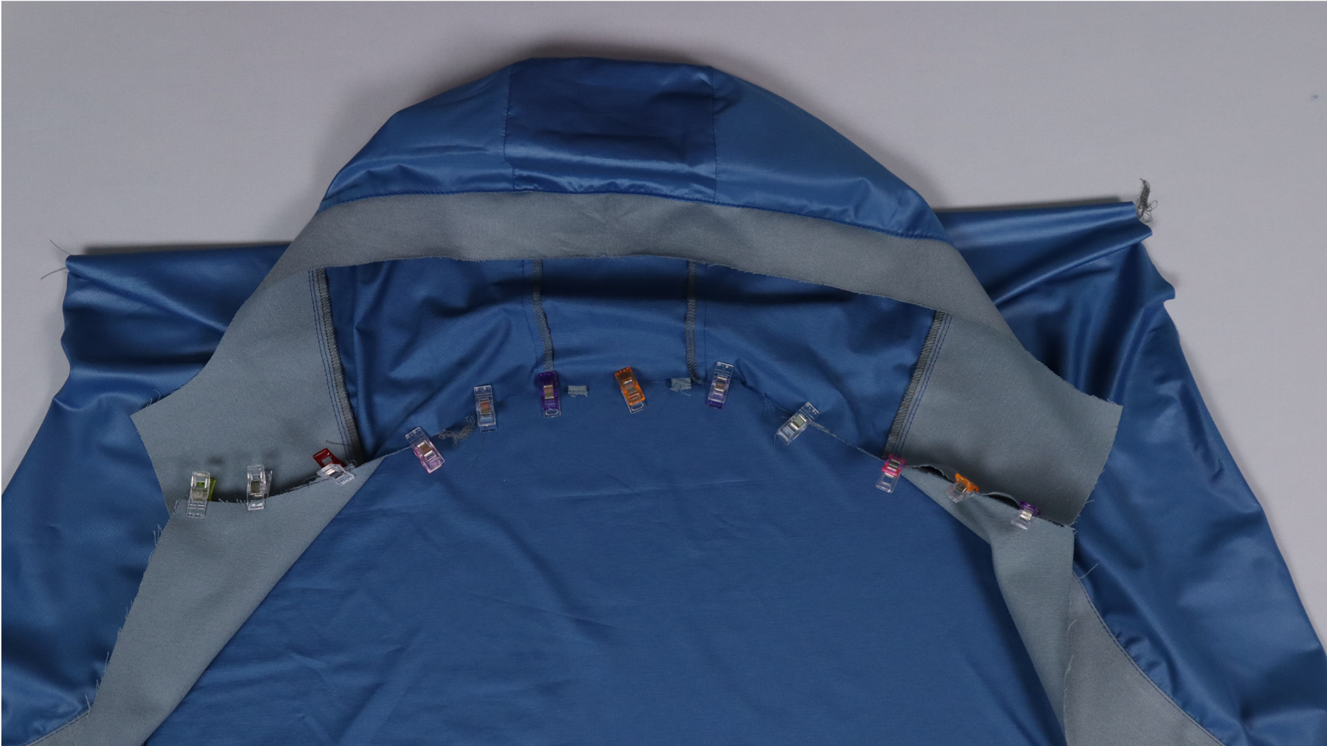 Parka mit Kapuze nähen - Die Kapuze wird an den Rumpf gesteckt.