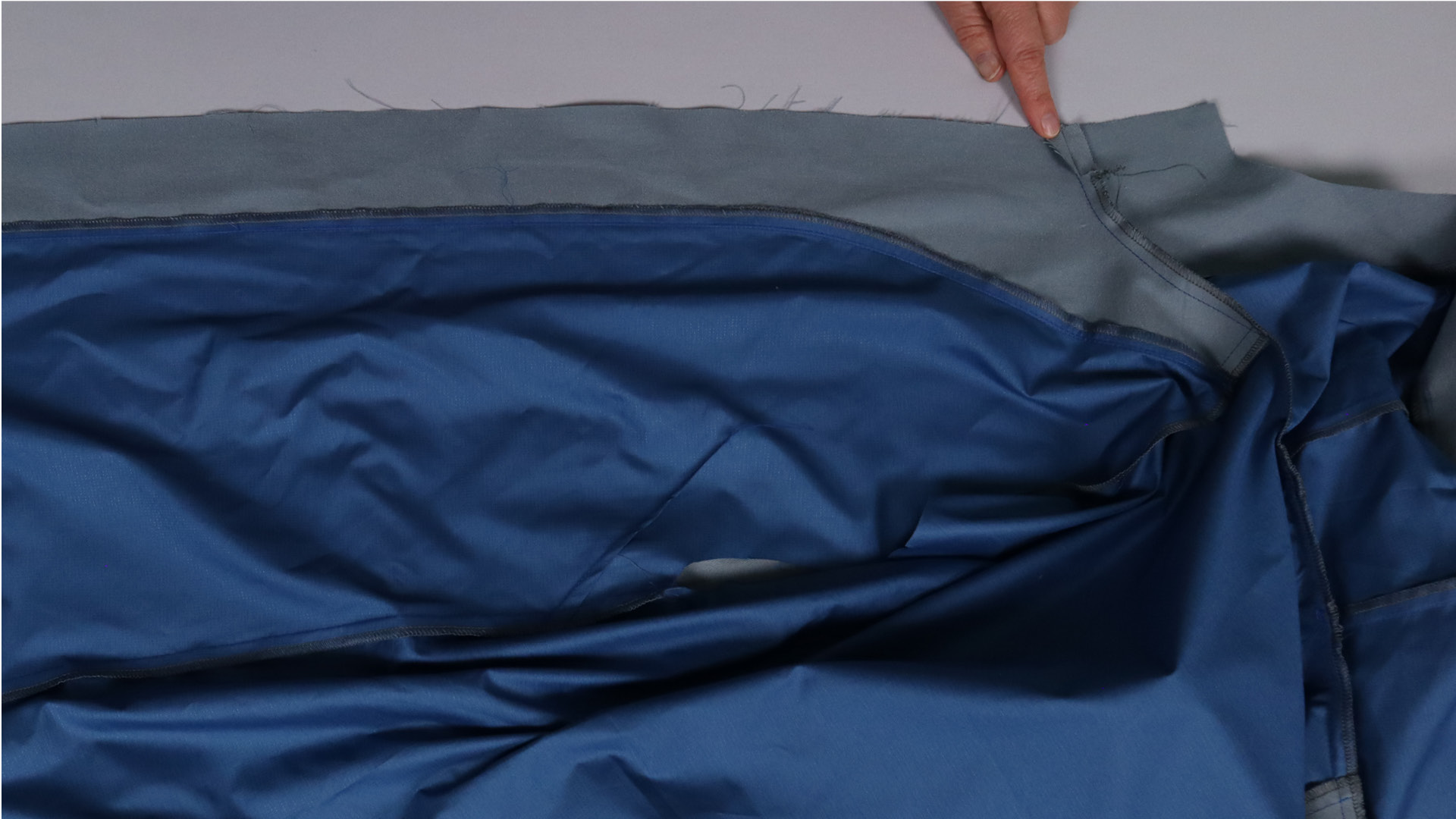 Parka mit Kapuze nähen - Vorne wird die Nahzugabe auseinandergebügelt.