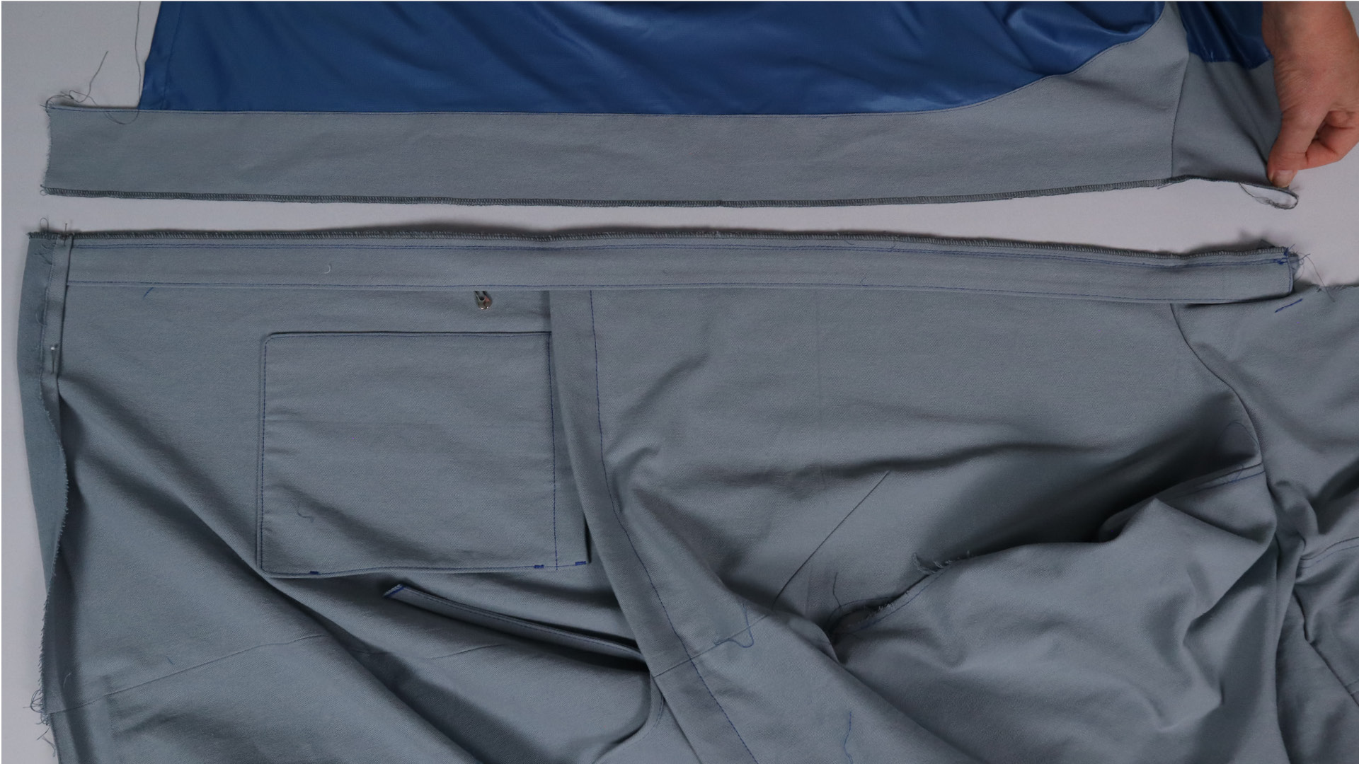 Parka mit Kapuze nähen - Futter und Außenstoff werden miteinander verbunden.