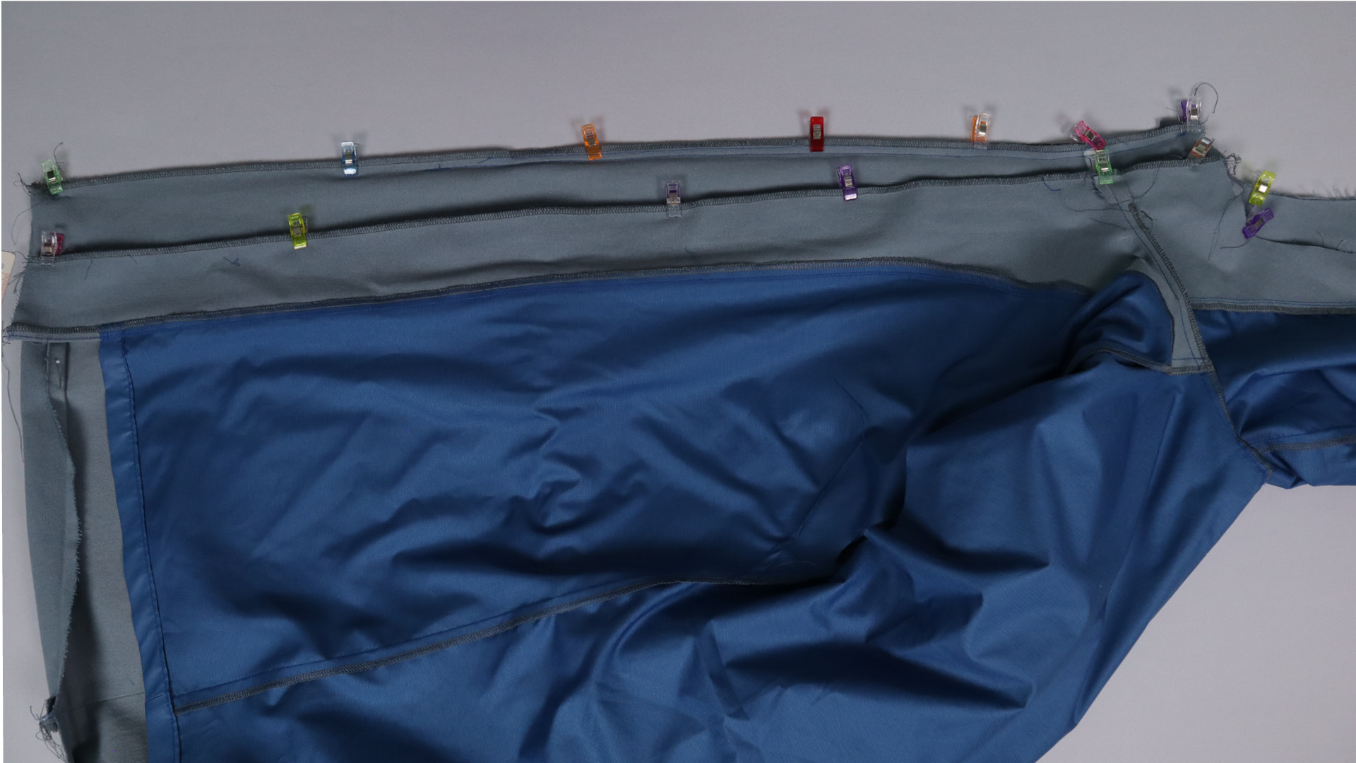 Parka mit Kapuze nähen - Futter und Außenstoff werden zusammengesteckt.