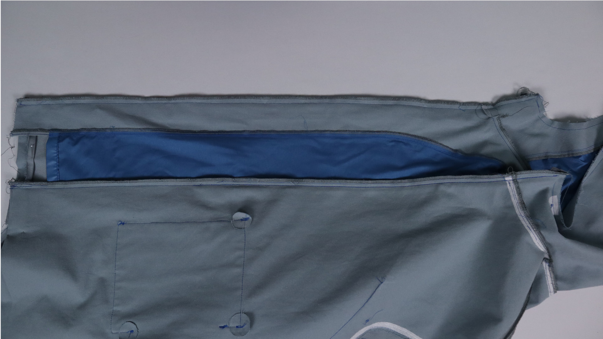 Parka mit Kapuze nähen - Futter und Außenstoff sind zusammengenäht.