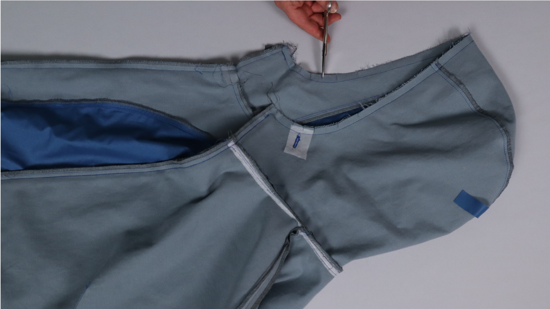 Parka mit Kapuze nähen - In der Rundung wird die Nahtzugabe eingeschnitten.