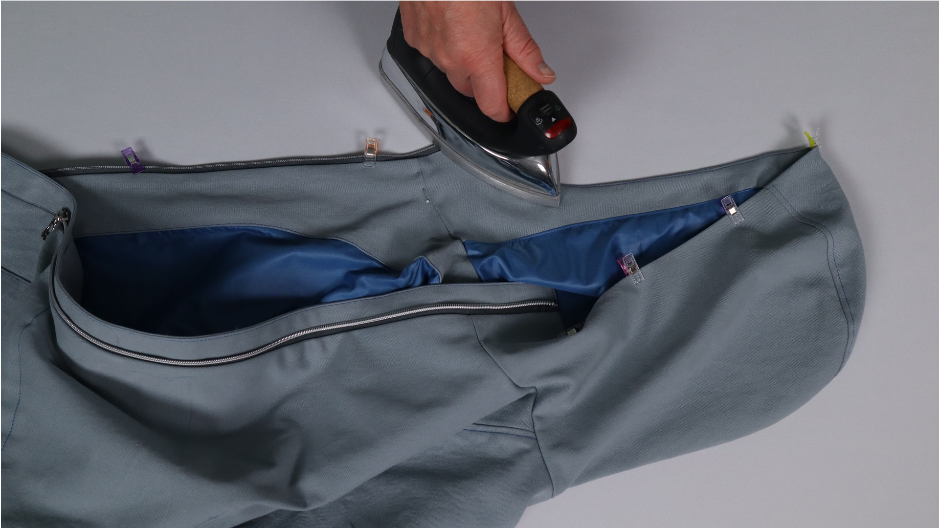 Parka mit Kapuze nähen - Die vordere Kapuzenkante wird gebügelt.