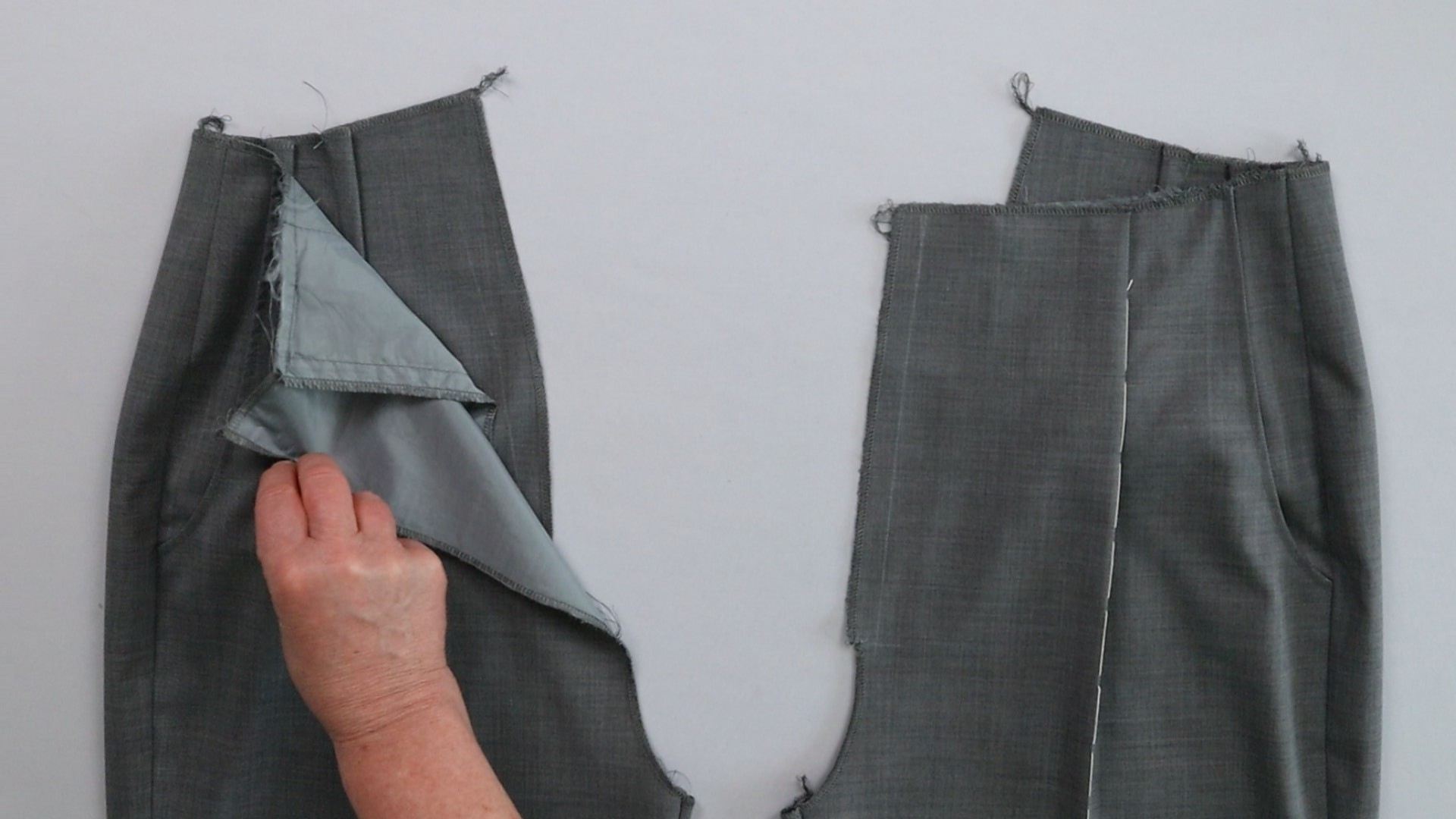 Hosenschlitz mit Reißverschluss und angeschnittenen Bund nähen - Hose mit Bundfalte und Kniefutter