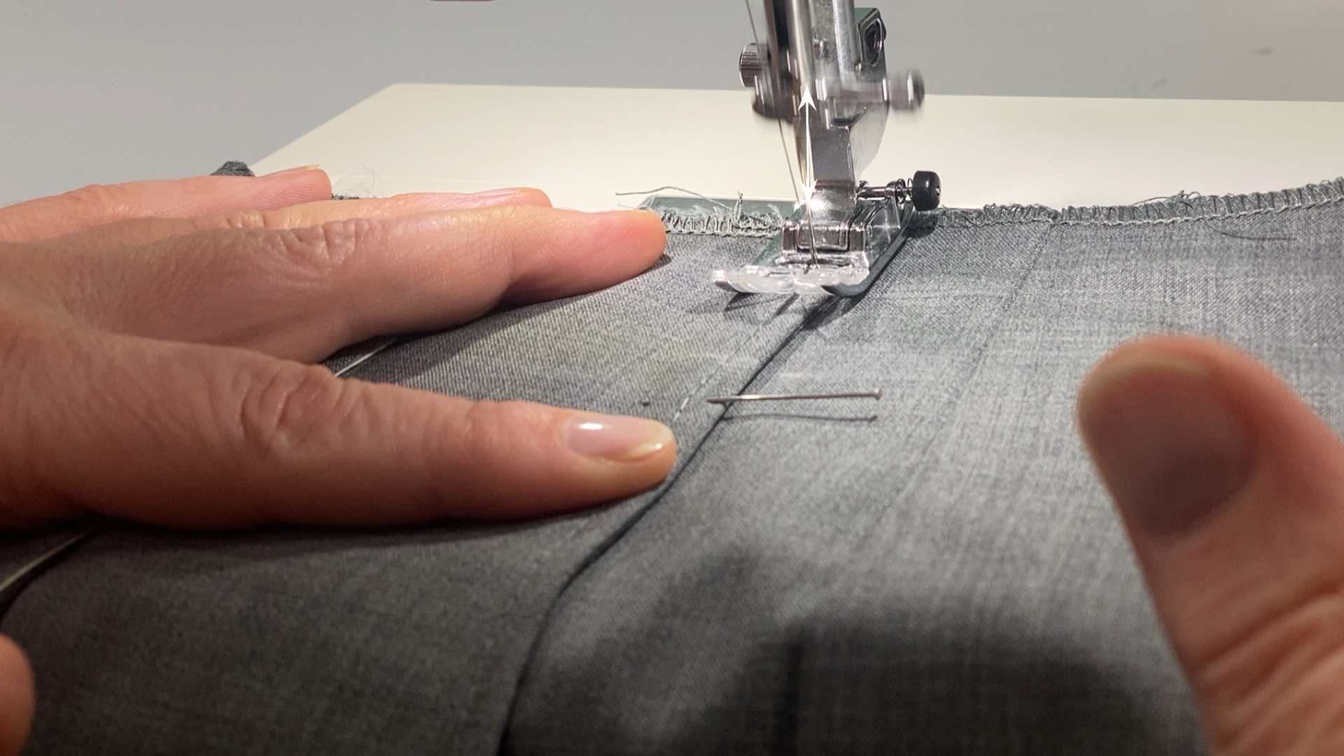 Hosenschlitz mit Reißverschluss und angeschnittenen Bund nähen - Tascheneingriff feststeppen