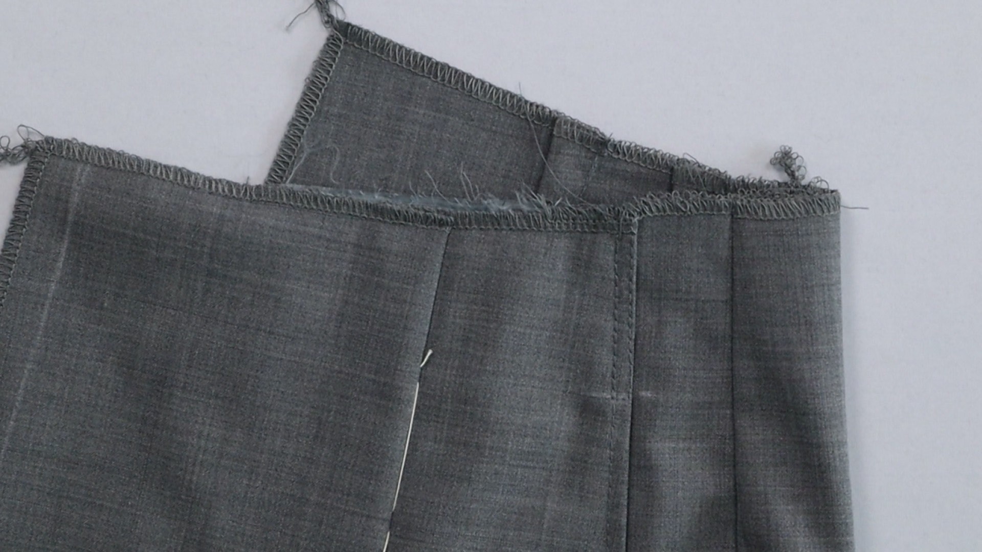 Hosenschlitz mit Reißverschluss und angeschnittenen Bund nähen - befestigter Tascheneingriff