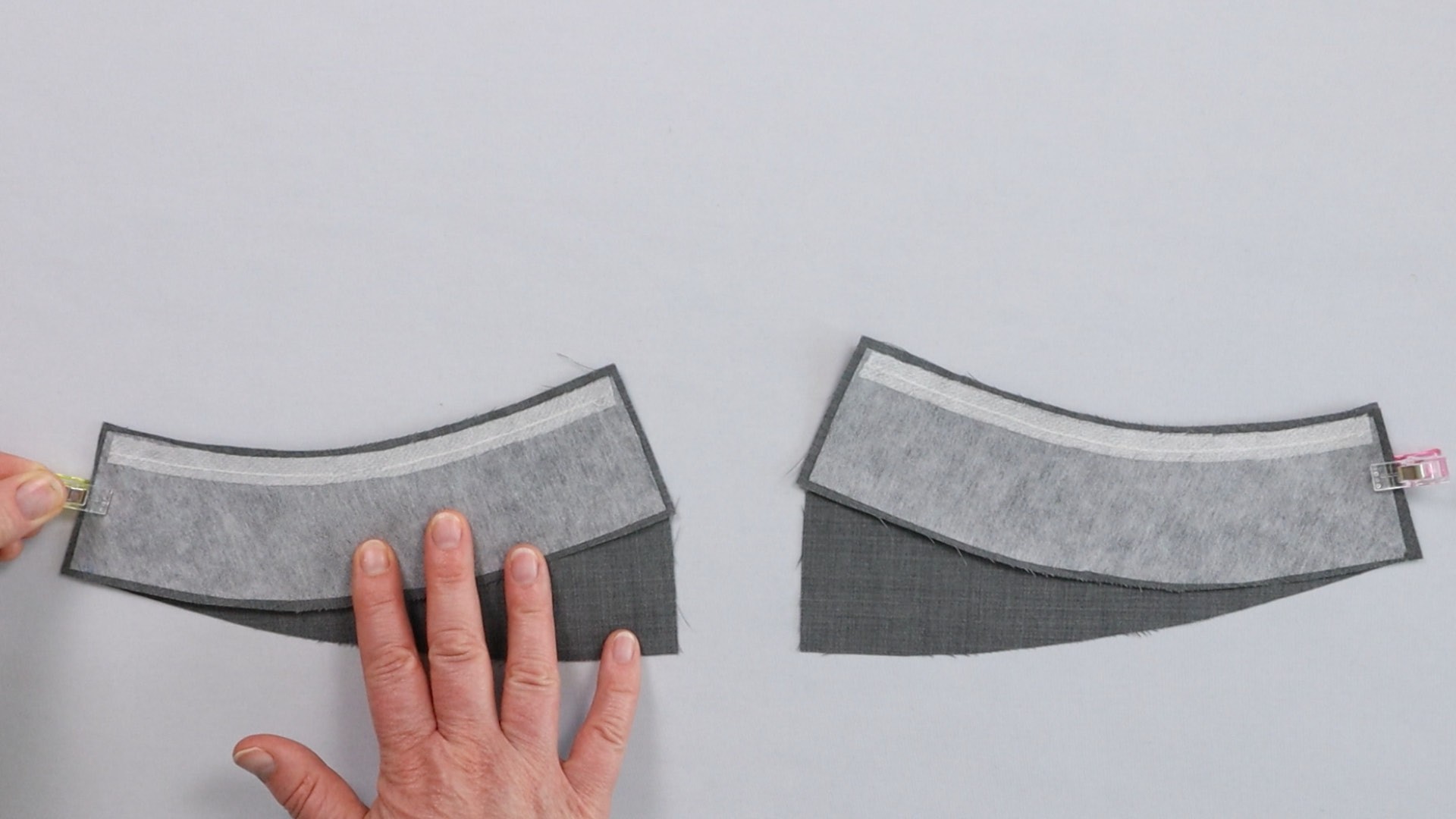 Hosenschlitz mit Reißverschluss und angeschnittenen Bund nähen - Bundbelege verbinden