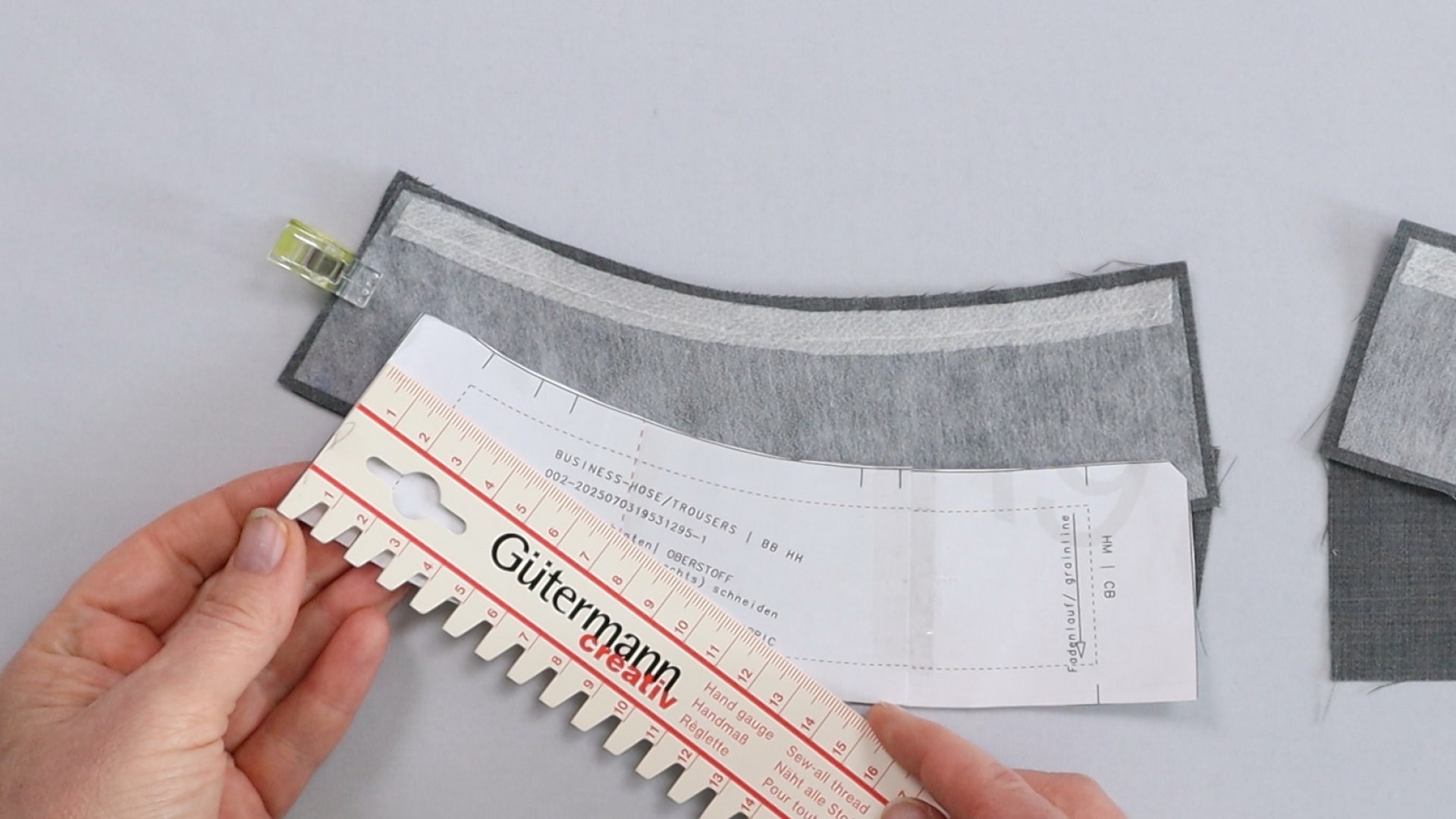 Hosenschlitz mit Reißverschluss und angeschnittenen Bund nähen - Nahtzugabe messen