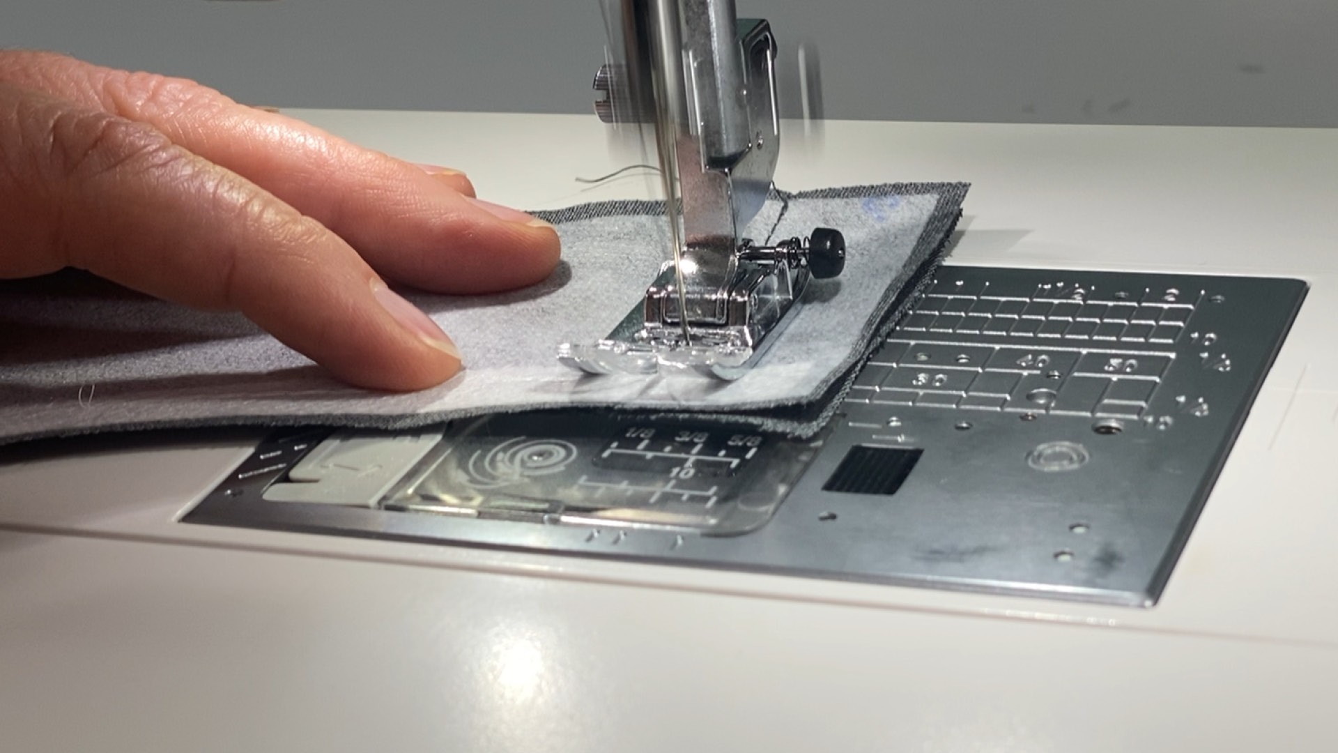 Hosenschlitz mit Reißverschluss und angeschnittenen Bund nähen - Bundbelege zusammennähen