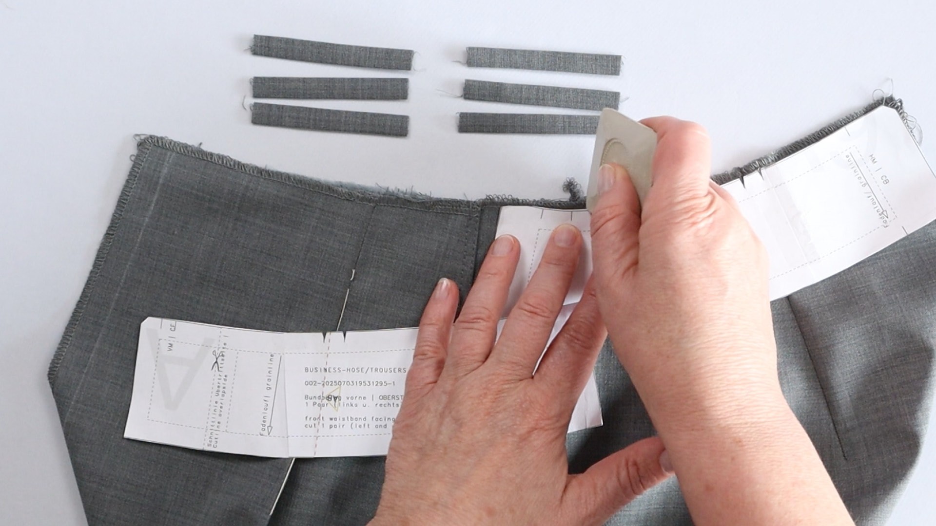 Hosenschlitz mit Reißverschluss und angeschnittenen Bund nähen - Position der Gürtelschlaufen markieren