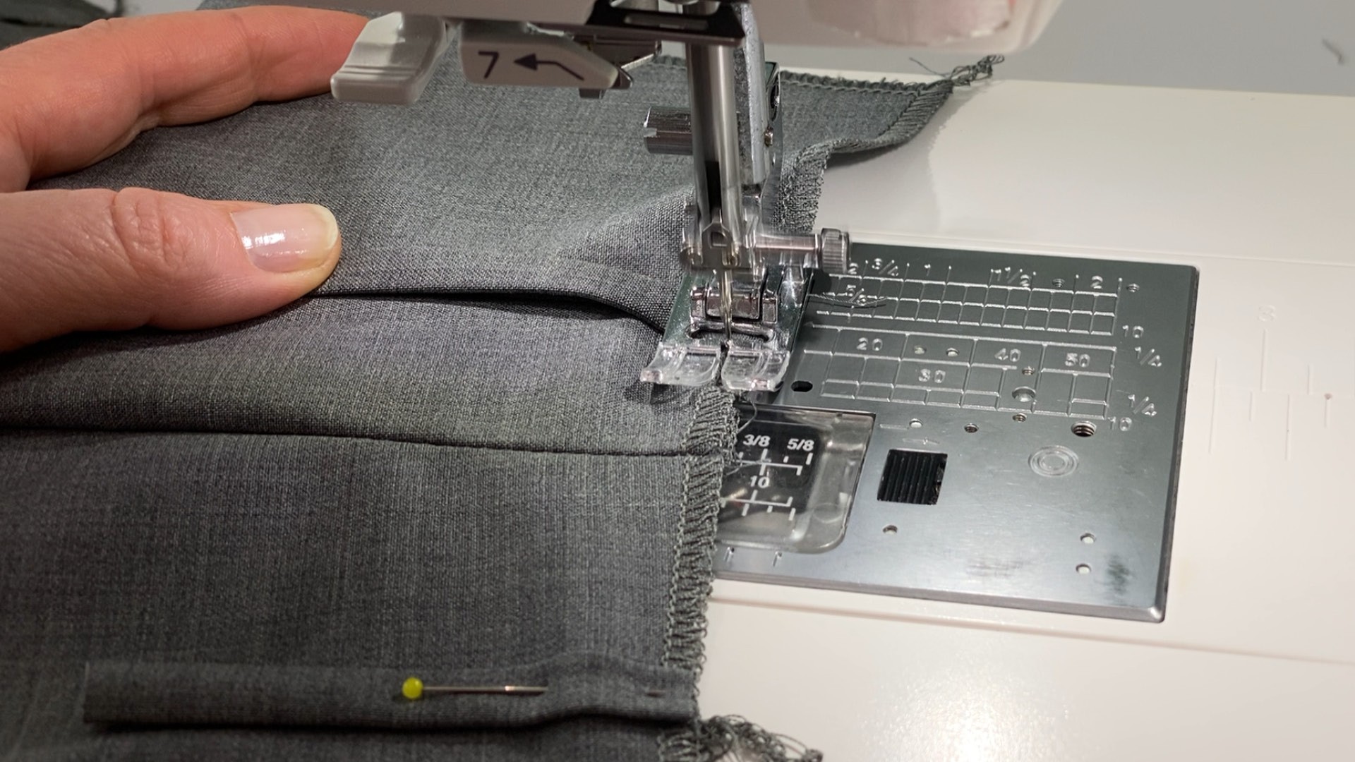 Hosenschlitz mit Reißverschluss und angeschnittenen Bund nähen - Gürtelschlaufen befestigen