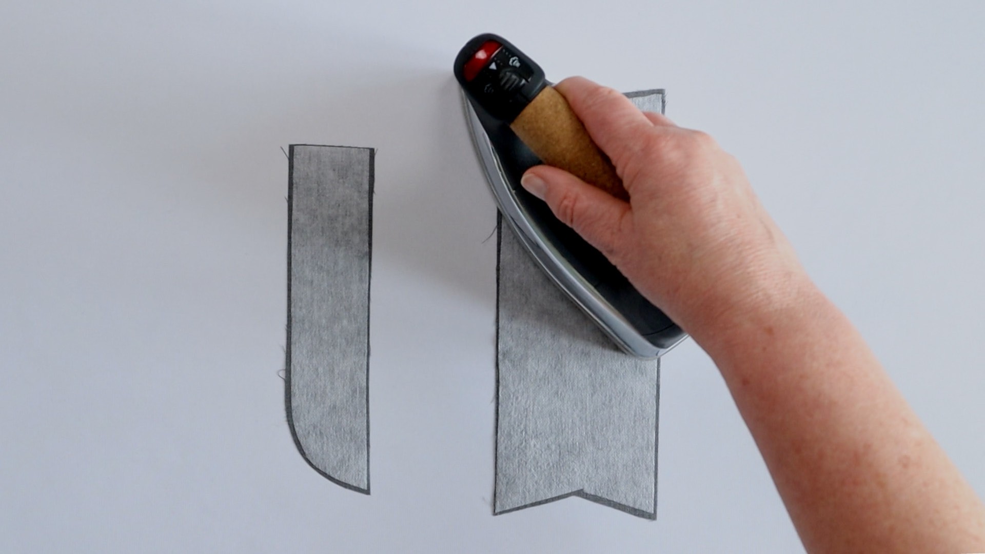 Hosenschlitz mit Reißverschluss und angeschnittenen Bund nähen - Einlage auf Schlitzbeleg und Untertritt bügeln.