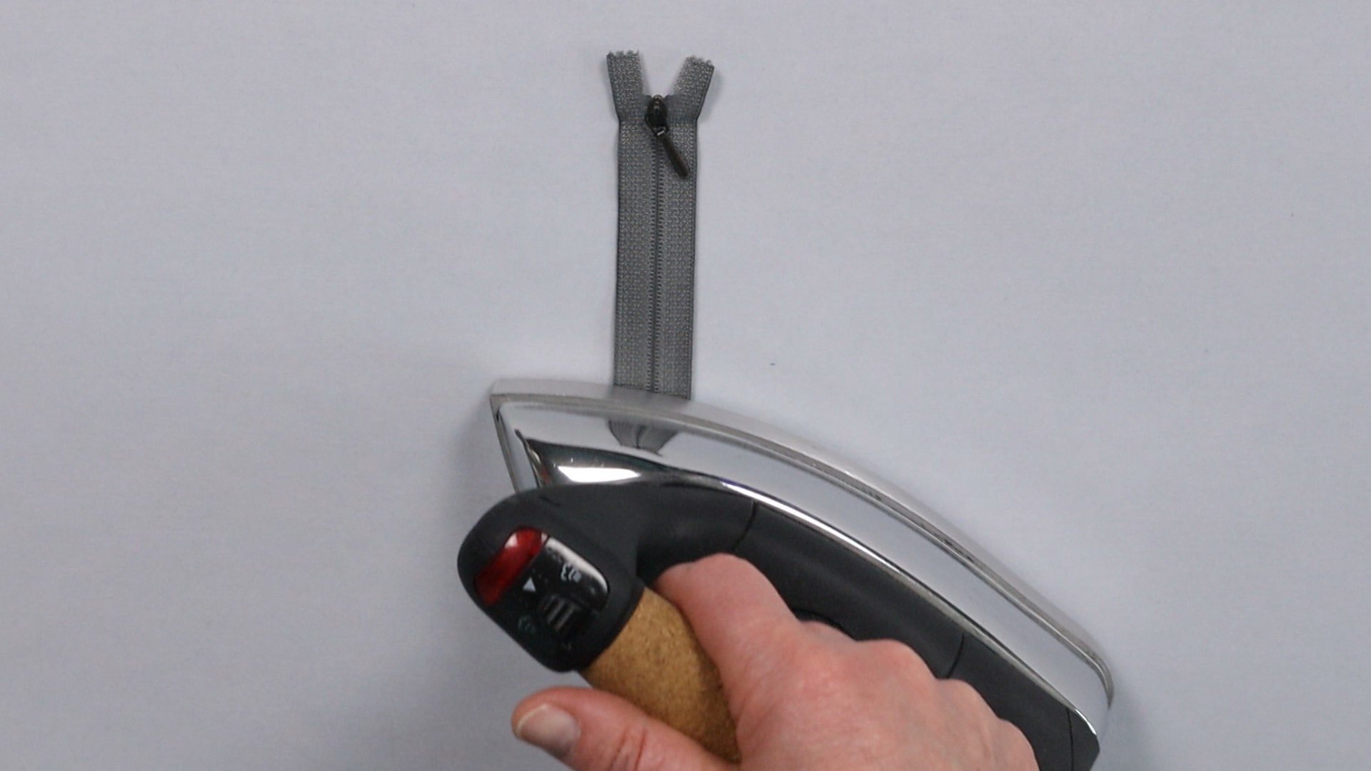 Hosenschlitz mit Reißverschluss und angeschnittenen Bund nähen - Reißverschluss dämpfen