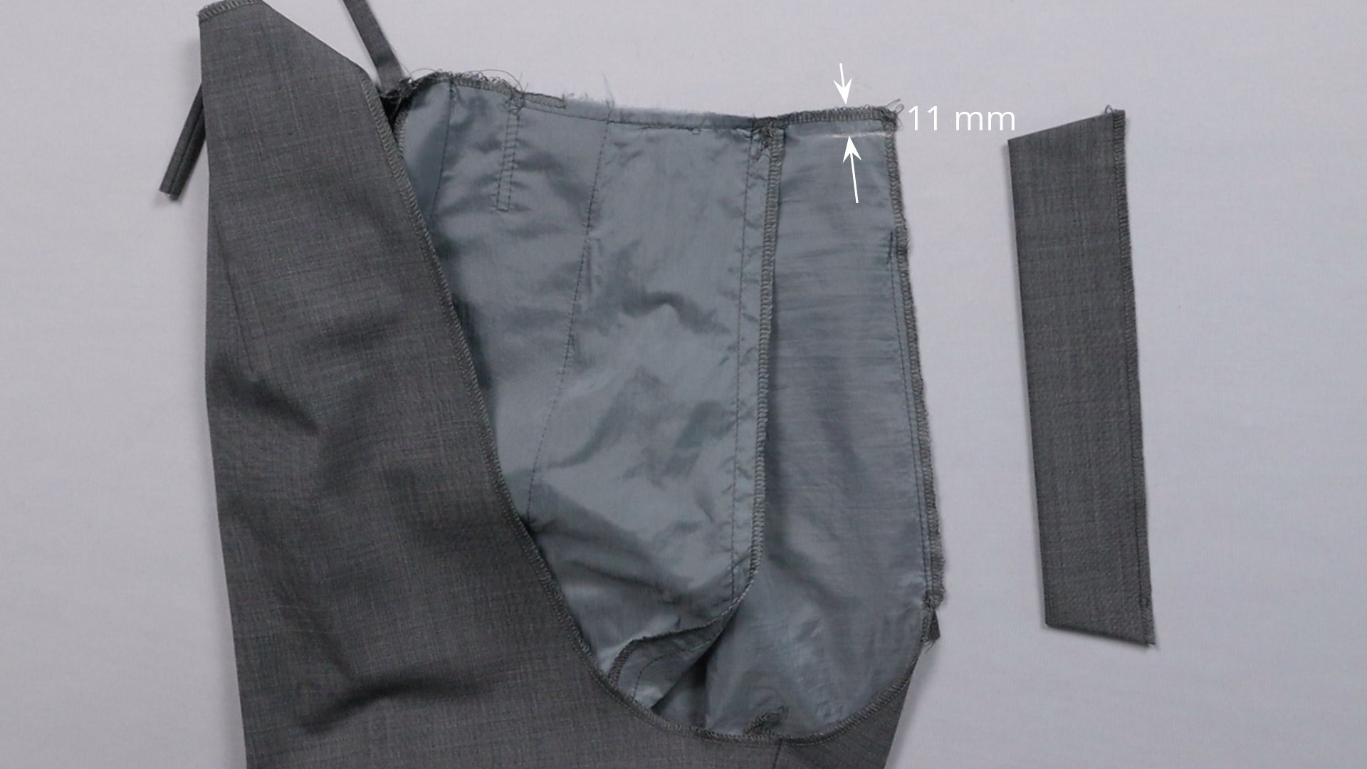 Hosenschlitz mit Reißverschluss und angeschnittenen Bund nähen - Abstand zur oberen Kante markieren.