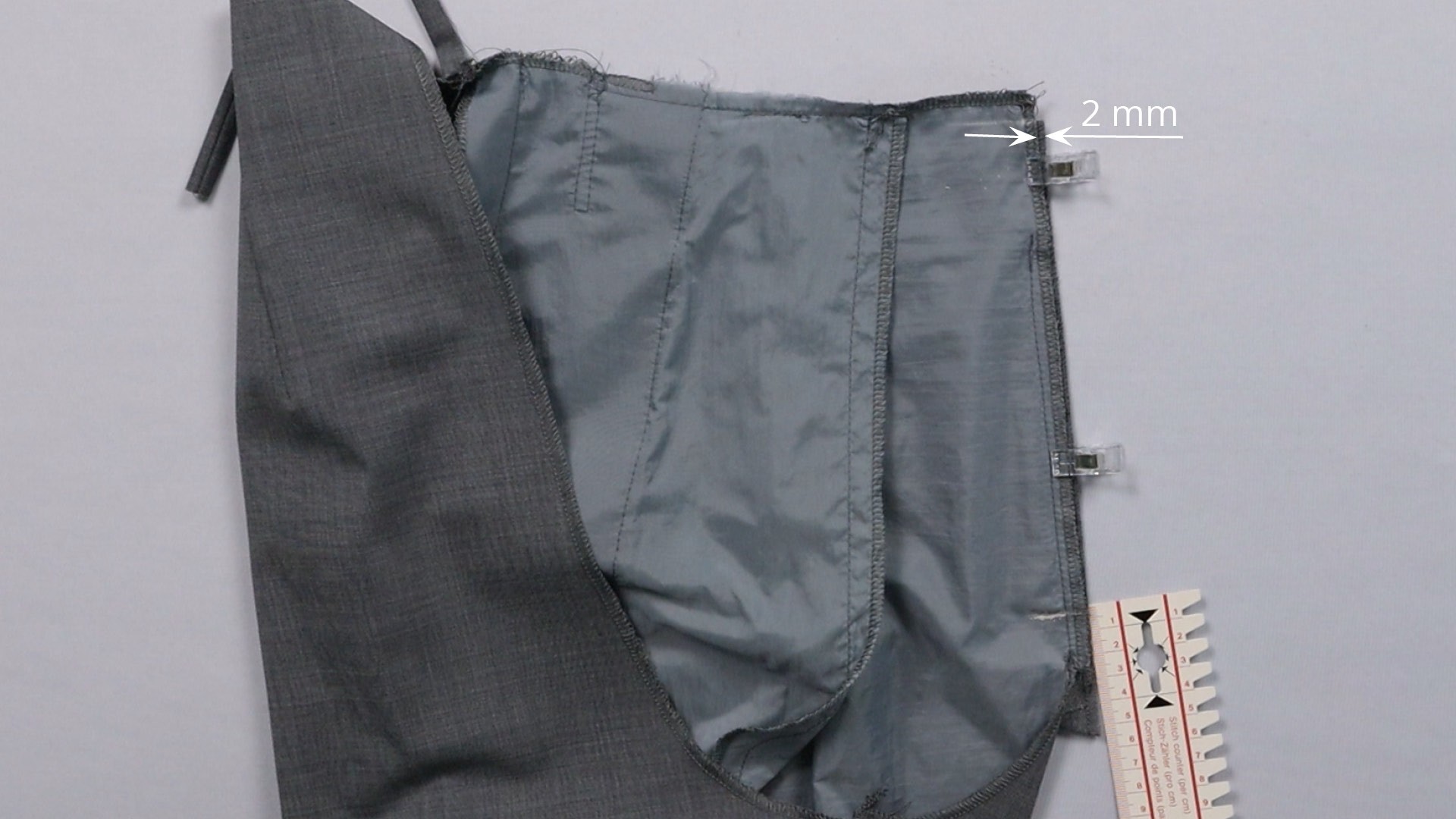 Hosenschlitz mit Reißverschluss und angeschnittenen Bund nähen - Schlitzuntertritt stecken
