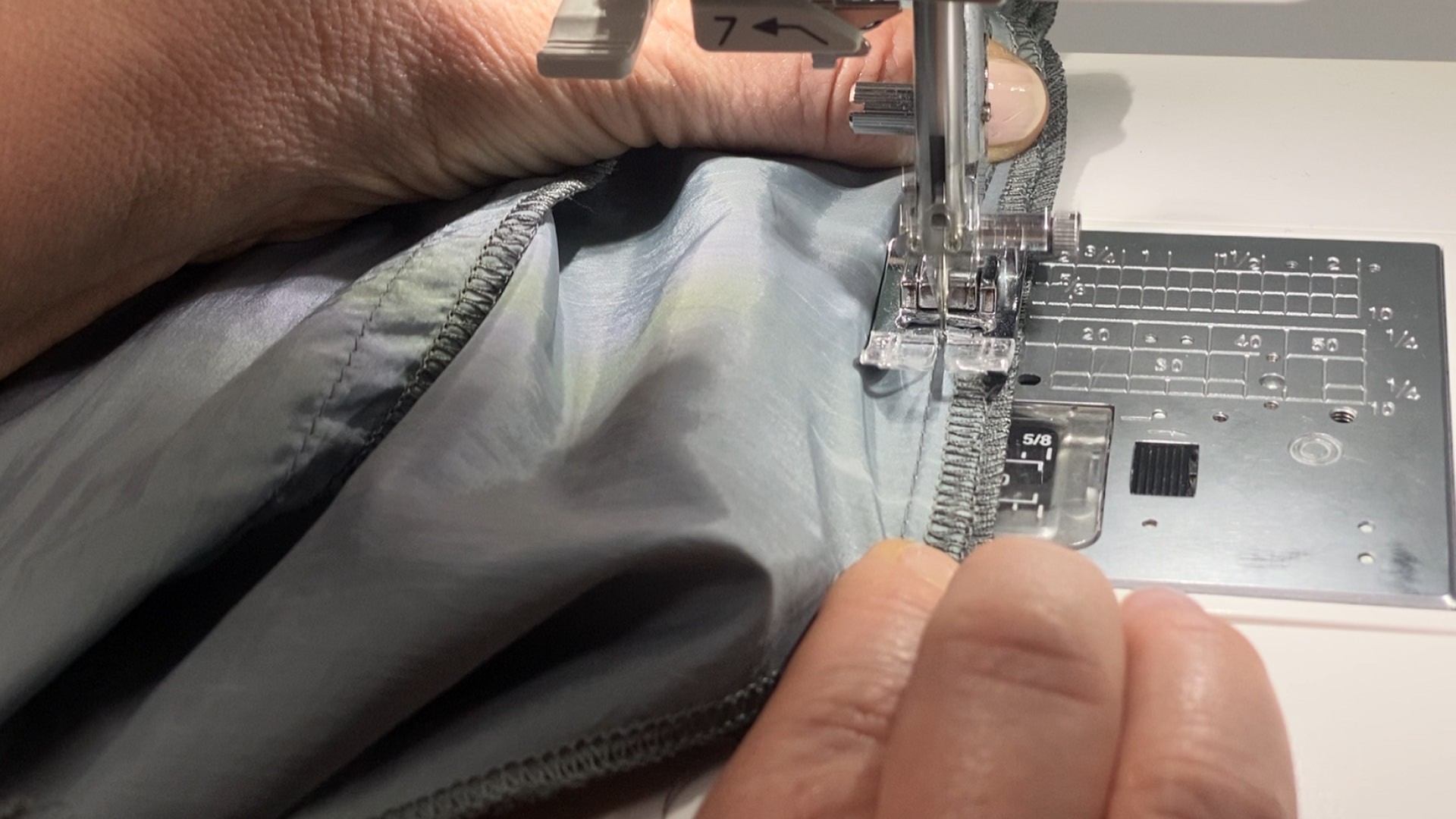 Hosenschlitz mit Reißverschluss und angeschnittenen Bund nähen - Schlitzuntertritt annähen