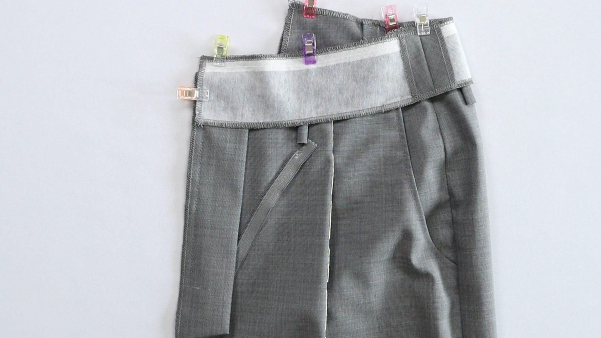 Hosenschlitz mit Reißverschluss und angeschnittenen Bund nähen - Bundbeleg stecken