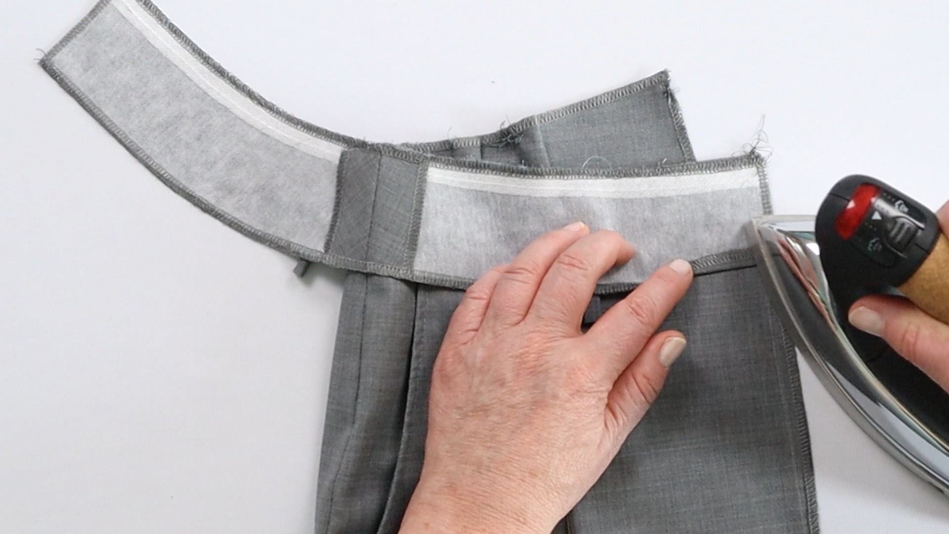Hosenschlitz mit Reißverschluss und angeschnittenen Bund nähen - Bundunterkante bügeln
