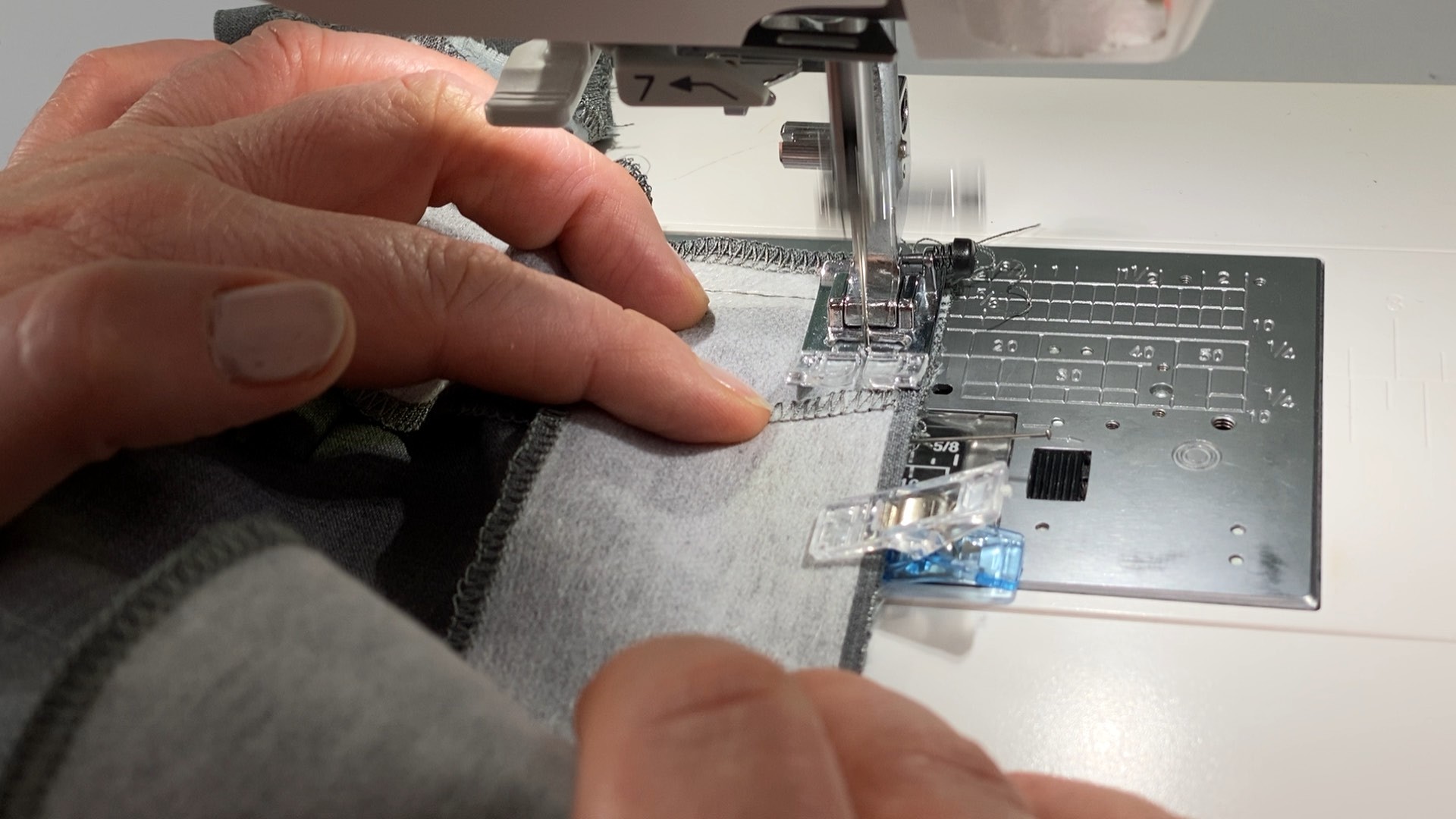 Hosenschlitz mit Reißverschluss und angeschnittenen Bund nähen - Bundbeleg und Untertritt annähen.