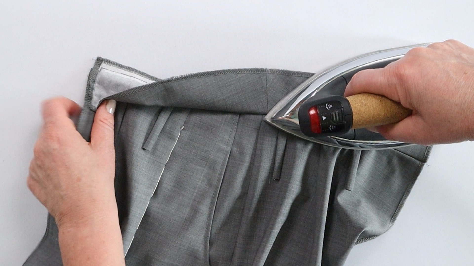 Hosenschlitz mit Reißverschluss und angeschnittenen Bund nähen - Bundbeleg bügeln