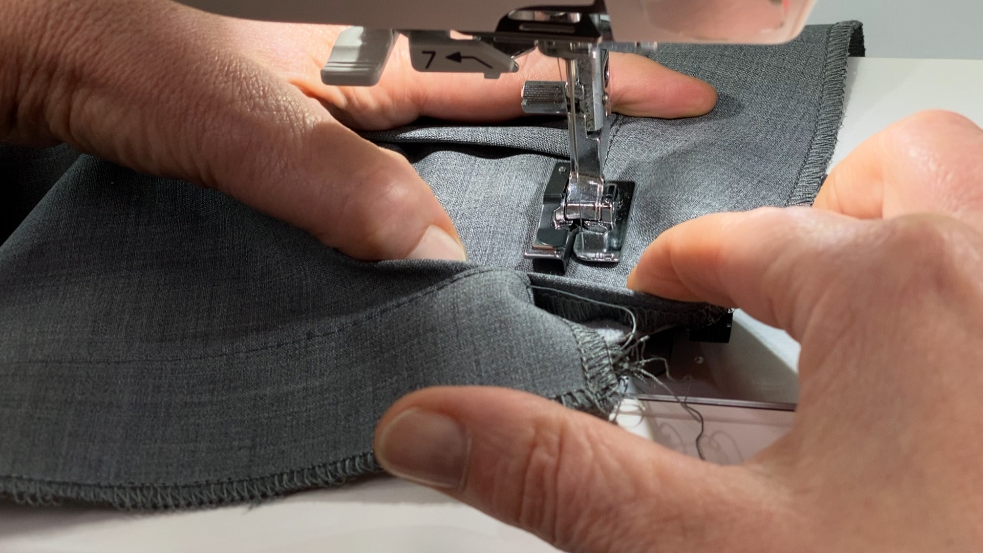 Hosenschlitz mit Reißverschluss und angeschnittenen Bund nähen - Bundbeleg feststeppen