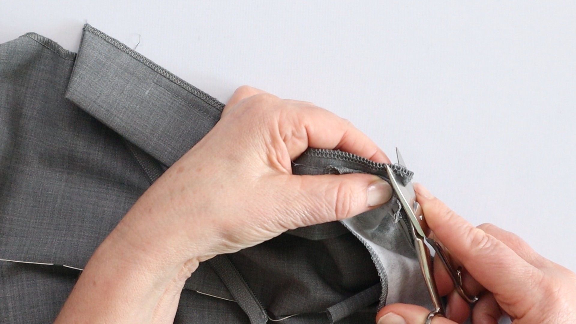 Hosenschlitz mit Reißverschluss und angeschnittenen Bund nähen - Nahtzugabe zurückschneiden