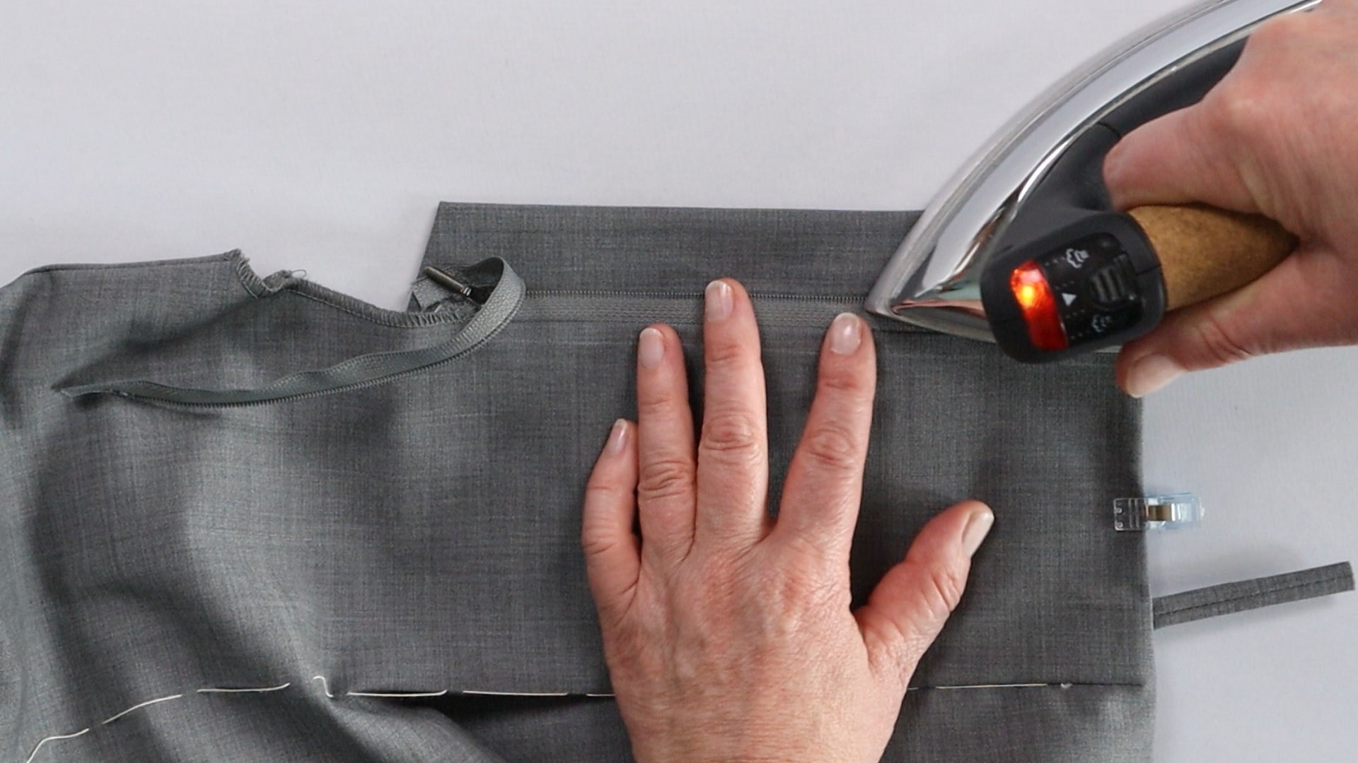 Hosenschlitz mit Reißverschluss und angeschnittenen Bund nähen - Naht am Schlitzuntertritt bügeln