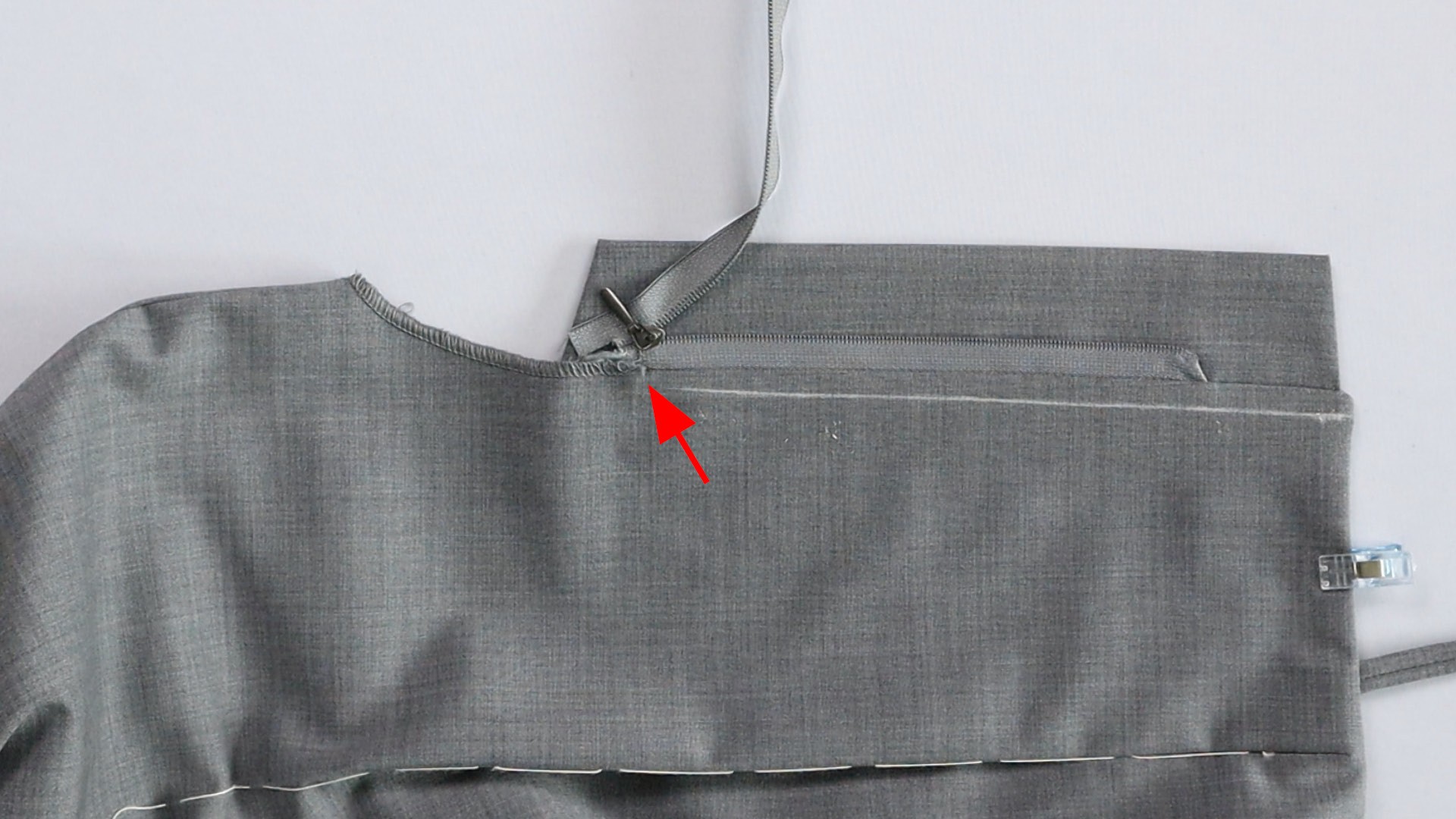 Hosenschlitz mit Reißverschluss und angeschnittenen Bund nähen - Schlitzende einknipsen