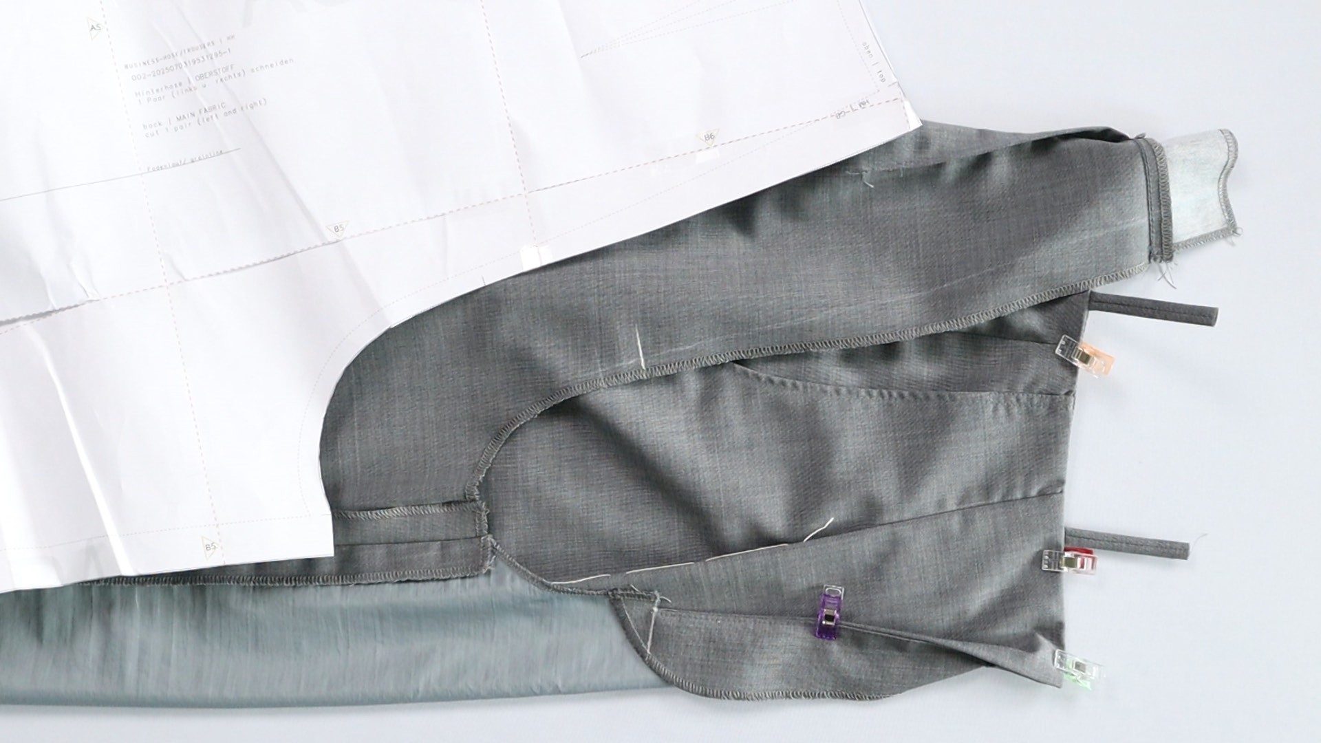 Hosenschlitz mit Reißverschluss und angeschnittenen Bund nähen - Nahtverlauf markieren