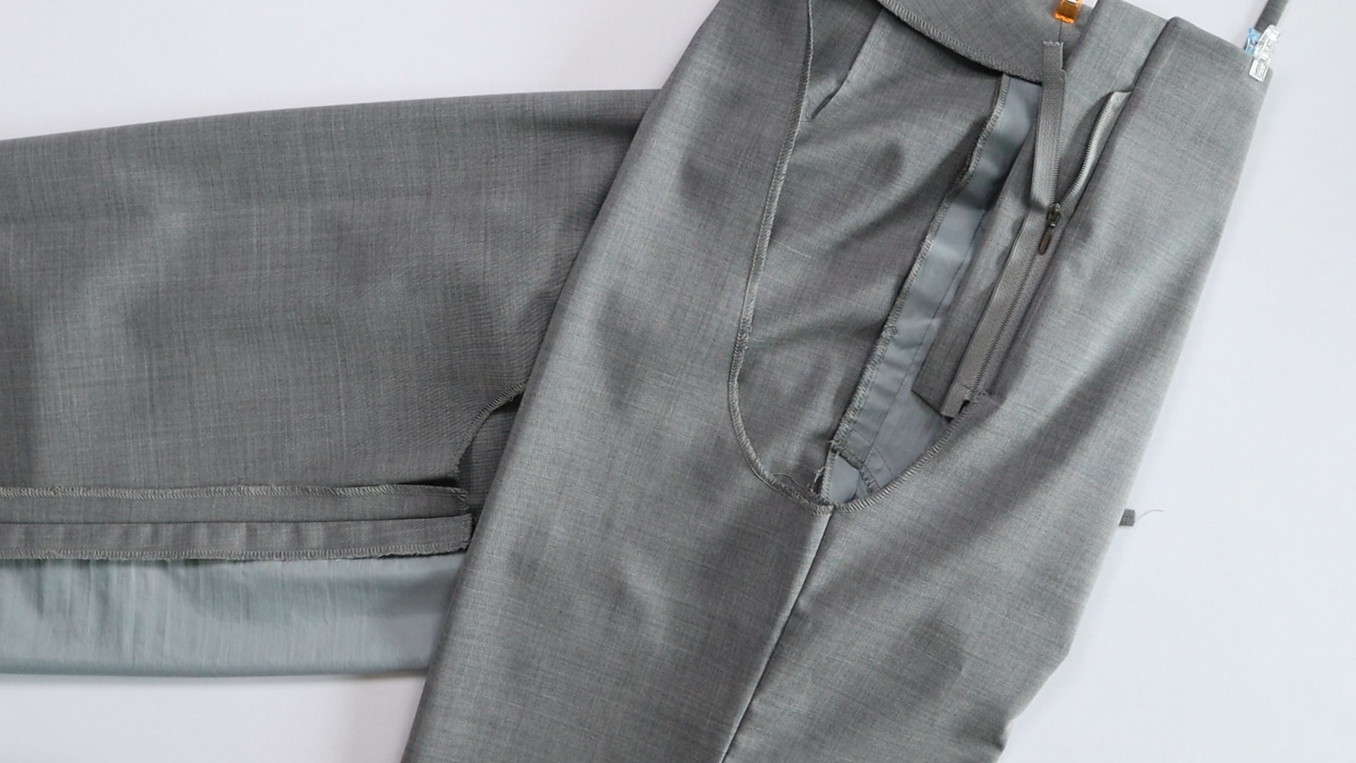 Hosenschlitz mit Reißverschluss und angeschnittenen Bund nähen - linkes Hosenbein wenden