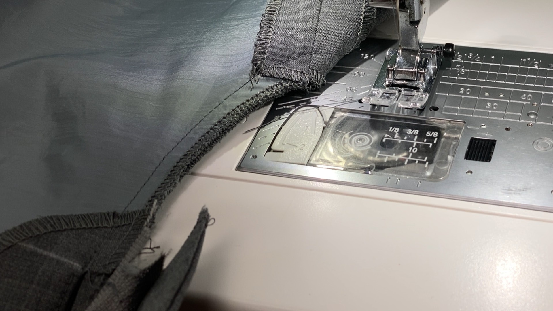 Hosenschlitz mit Reißverschluss und angeschnittenen Bund nähen - Naht leicht dehnen