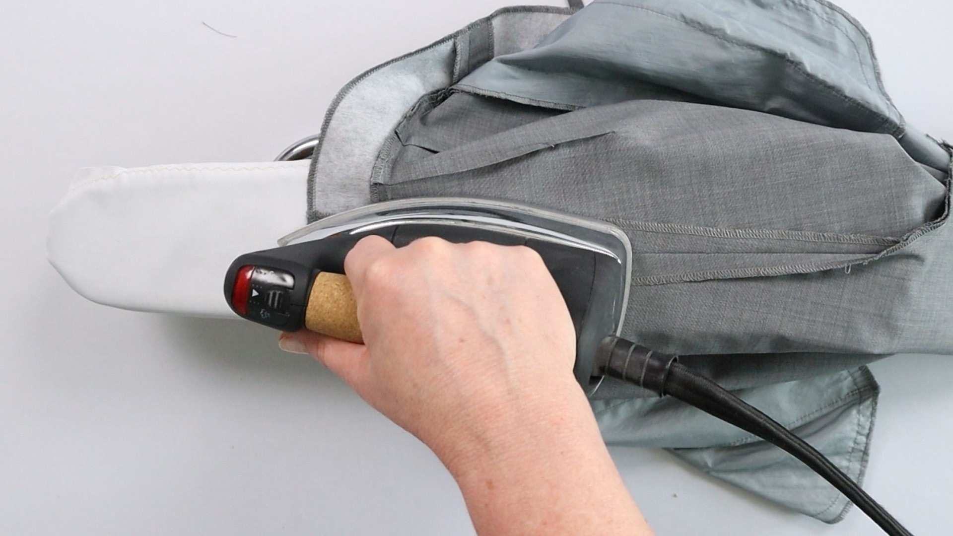 Hosenschlitz mit Reißverschluss und angeschnittenen Bund nähen - Nahtzugaben auseinanderbügeln