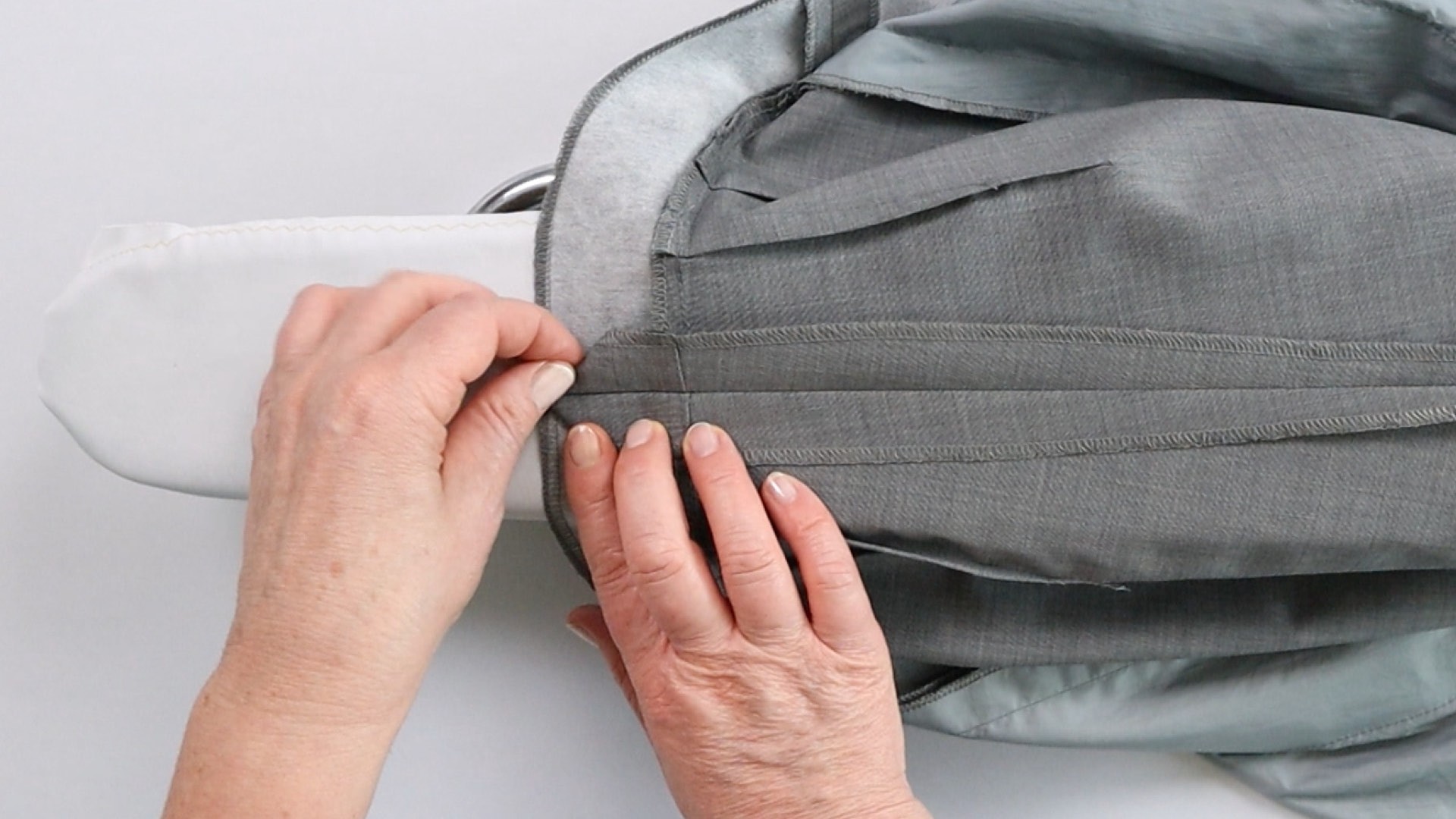 Hosenschlitz mit Reißverschluss und angeschnittenen Bund nähen - Nahtzugaben falten