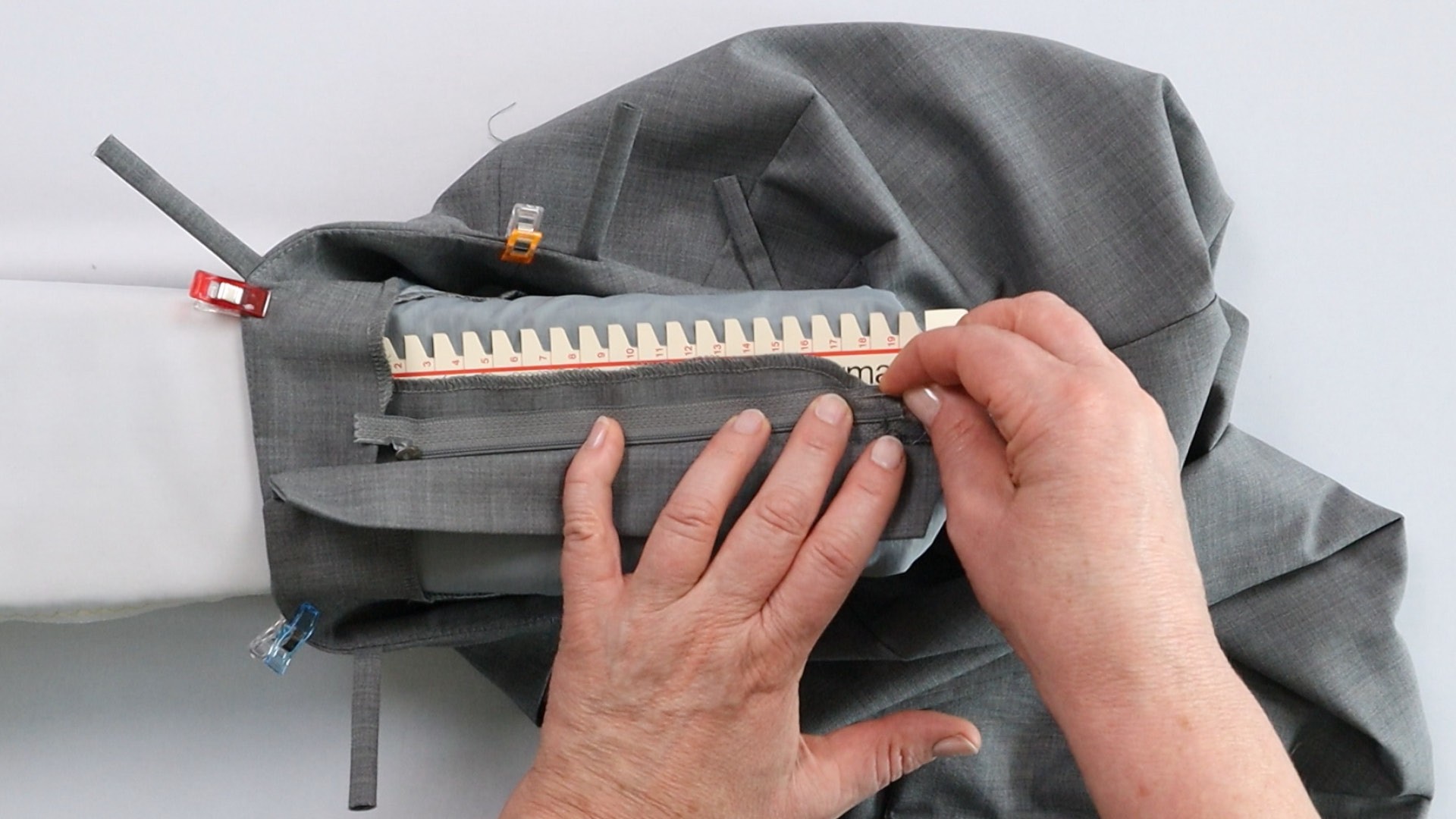 Hosenschlitz mit Reißverschluss und angeschnittenen Bund nähen - Reißverschluss an Schlitzbeleg stecken