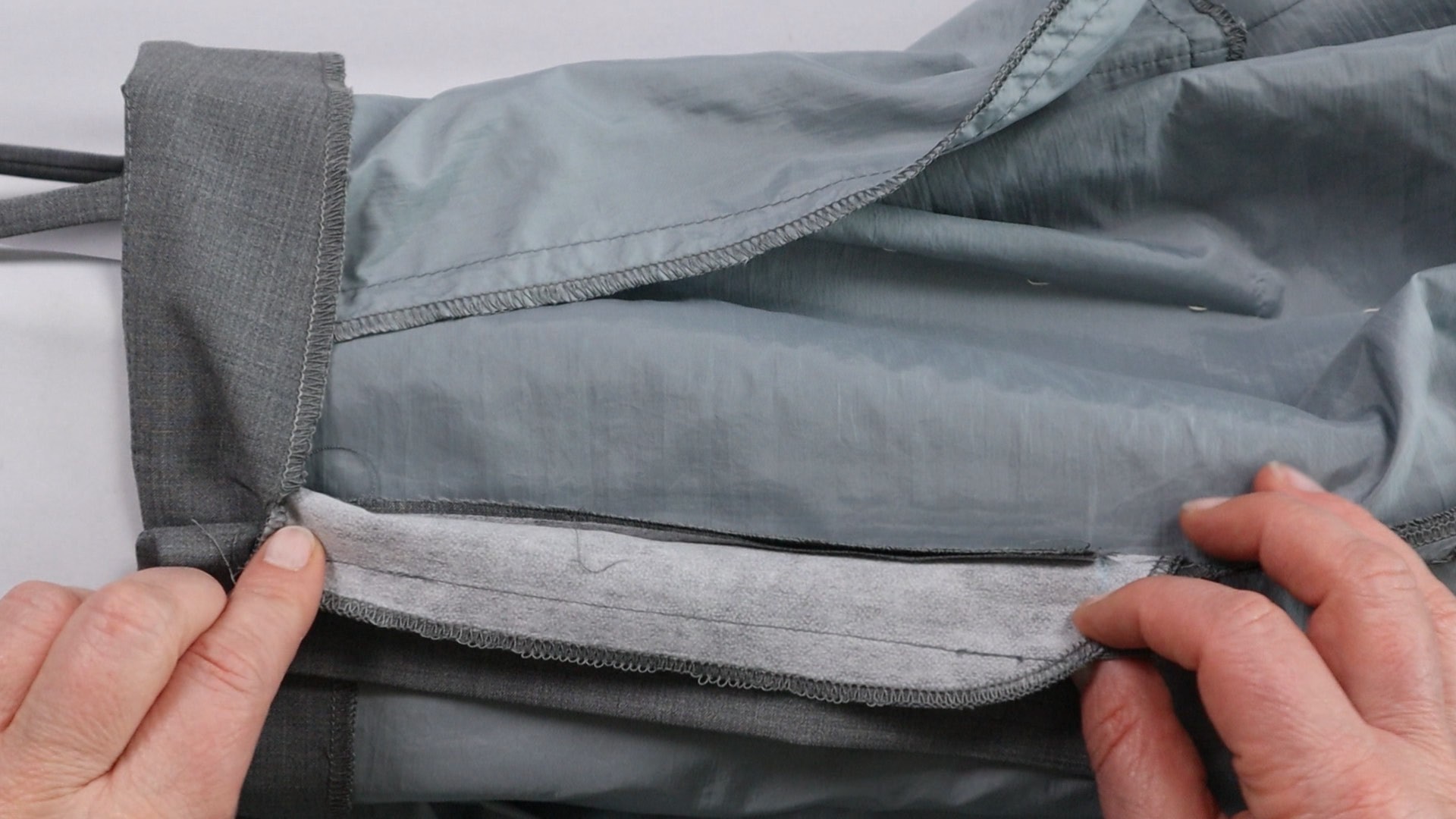 Hosenschlitz mit Reißverschluss und angeschnittenen Bund nähen - angenähter Reißverschluss