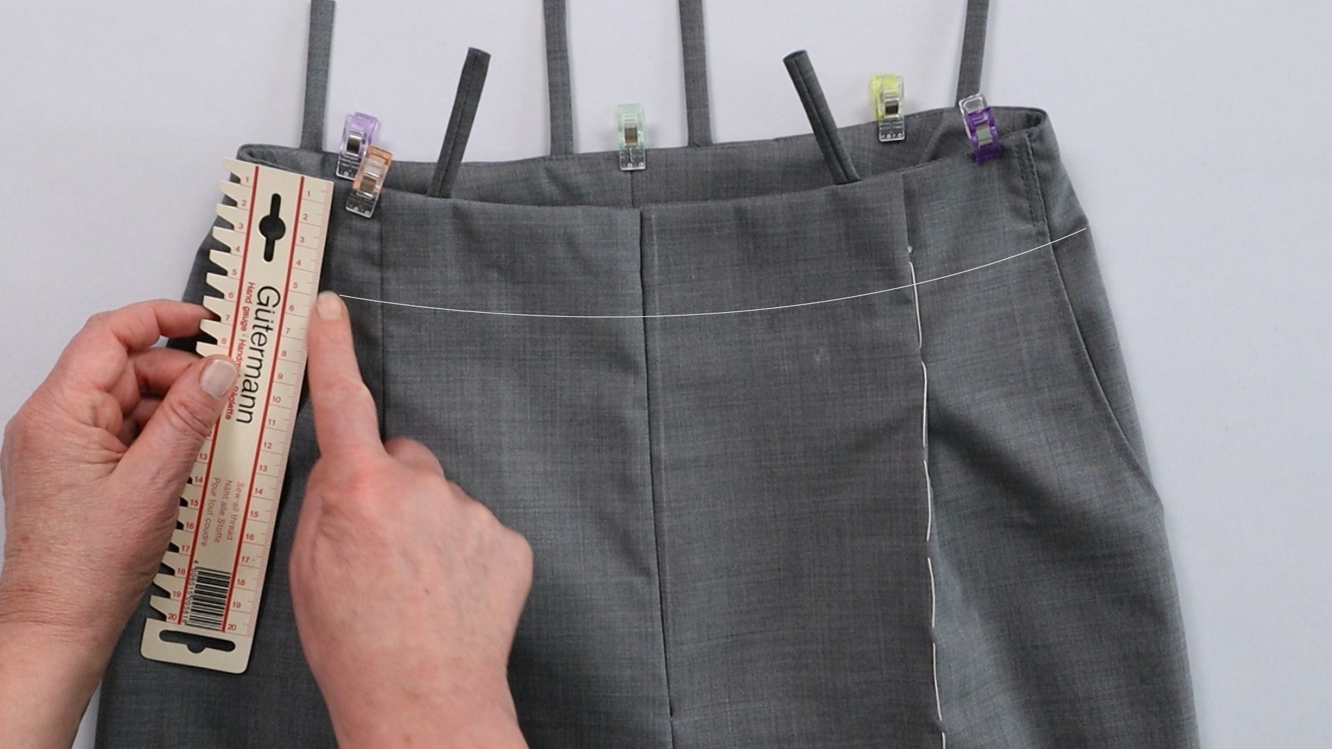 Hosenschlitz mit Reißverschluss und angeschnittenen Bund nähen - Naht markieren