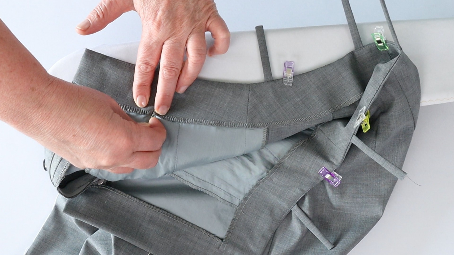 Hosenschlitz mit Reißverschluss und angeschnittenen Bund nähen - Bundbeleg feststecken