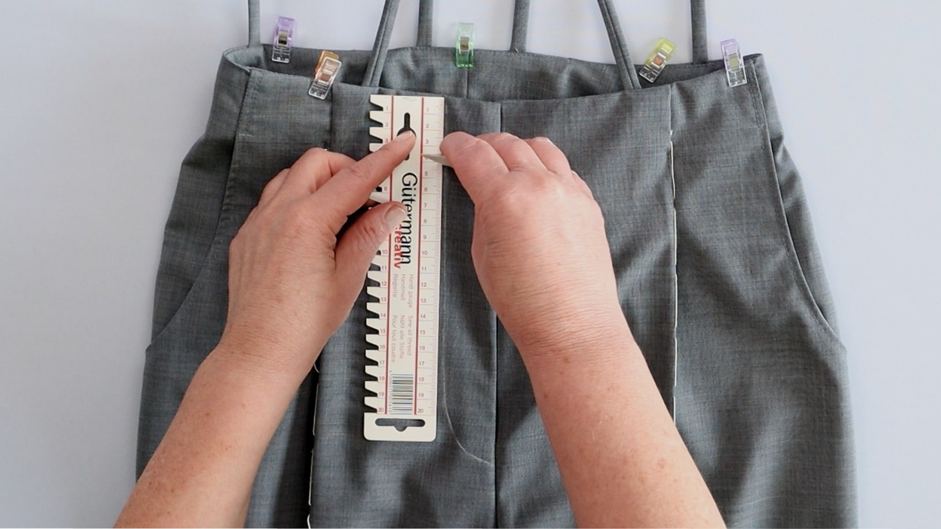 Hosenschlitz mit Reißverschluss und angeschnittenen Bund nähen - Anfang der Naht markieren