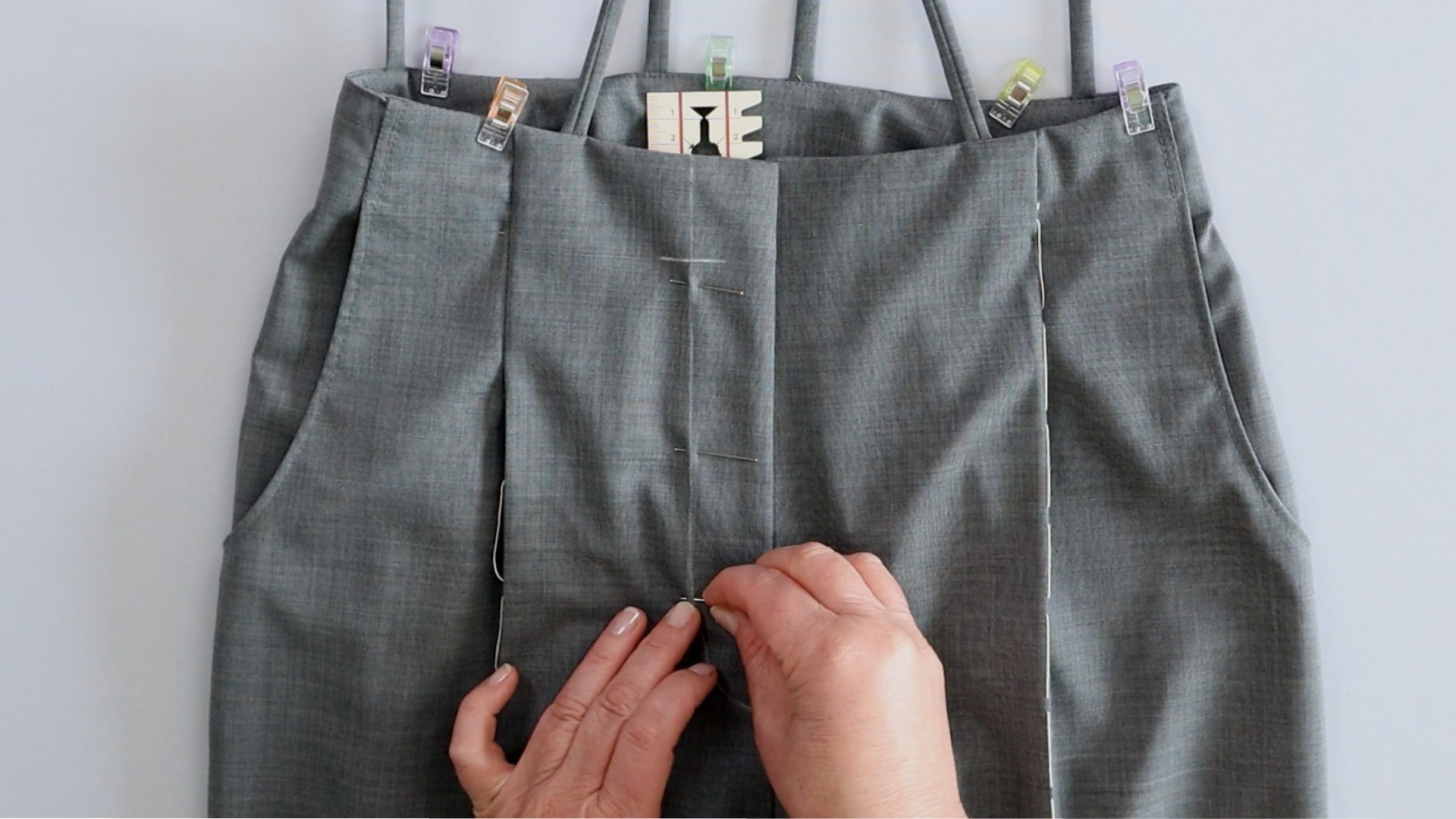 Hosenschlitz mit Reißverschluss und angeschnittenen Bund nähen - Schlitzbeleg feststecken