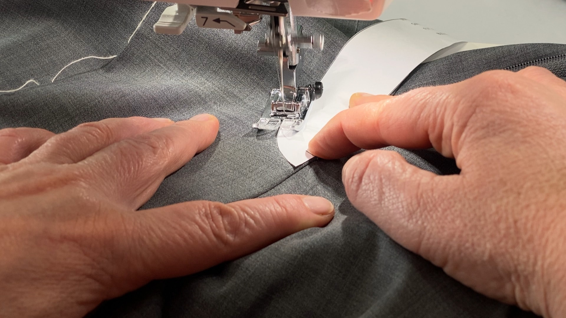 Hosenschlitz mit Reißverschluss und angeschnittenen Bund nähen - Papierschablone verwenden