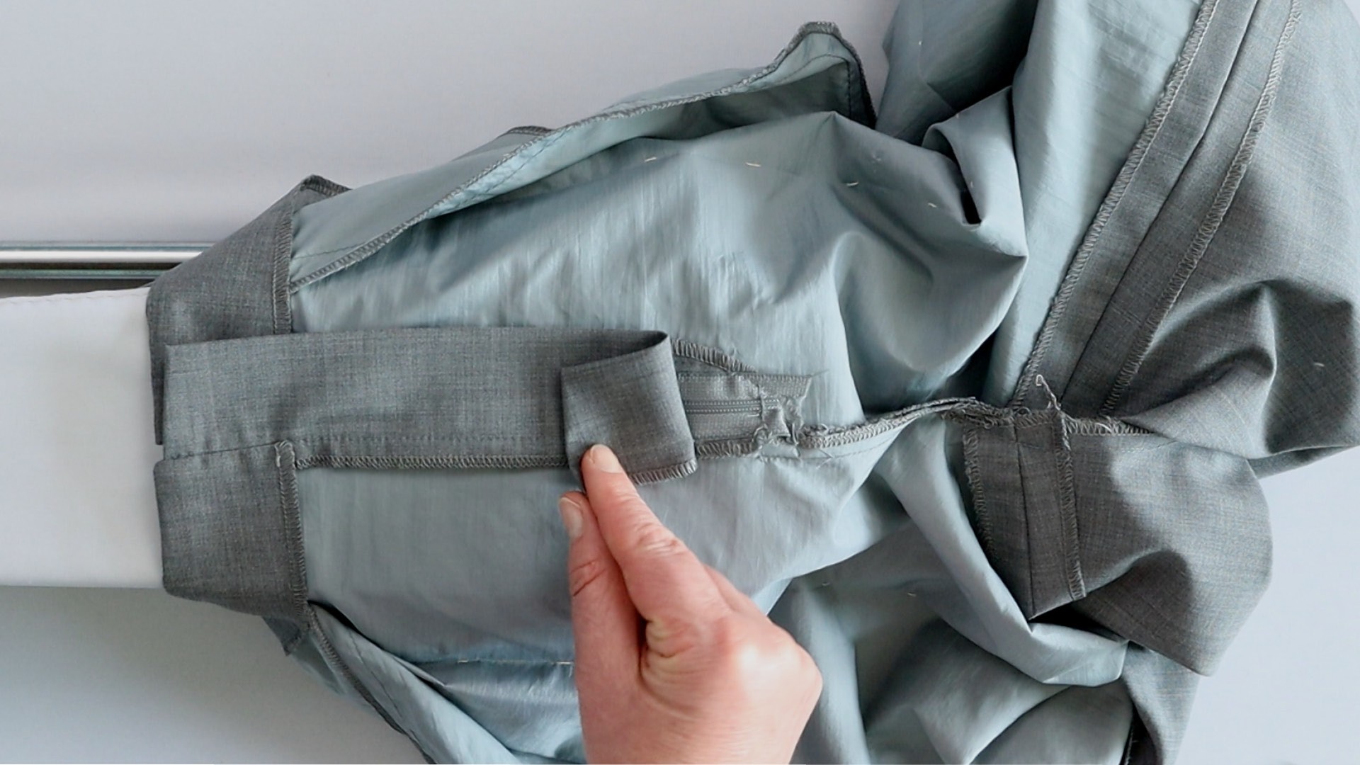 Hosenschlitz mit Reißverschluss und angeschnittenen Bund nähen - Schlitzuntertritt annähen