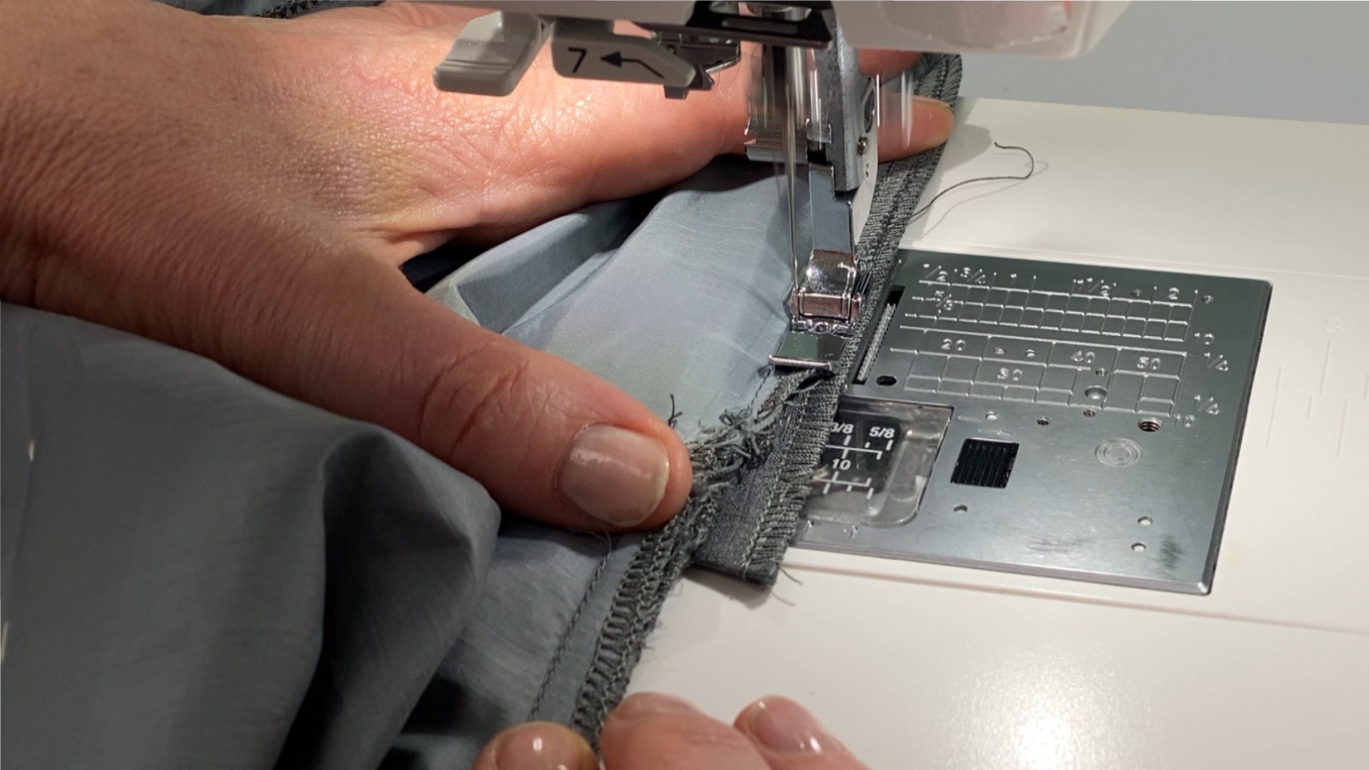 Hosenschlitz mit Reißverschluss und angeschnittenen Bund nähen - knappkantig nähen mit Reißverschlussfuß