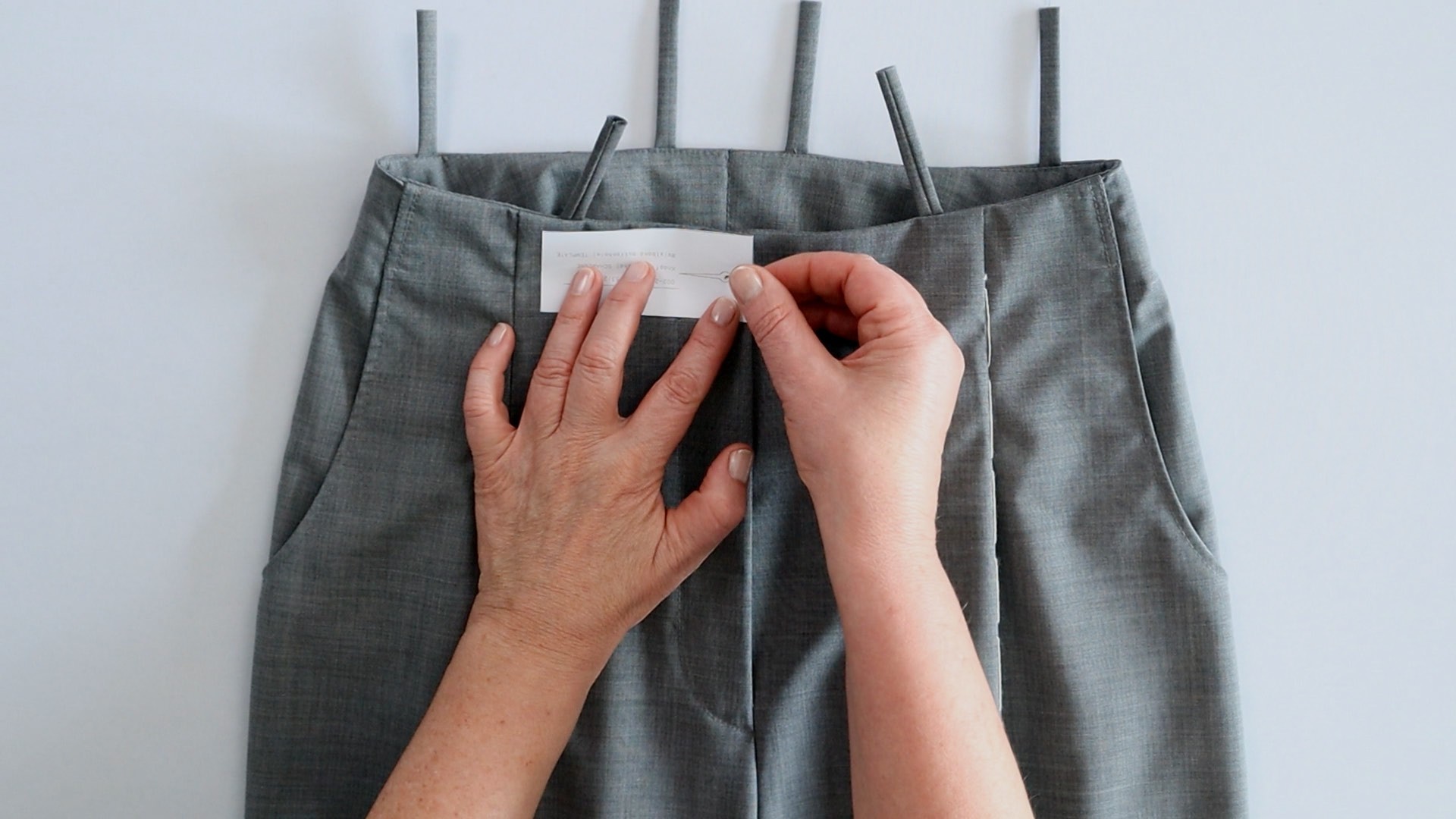 Hosenschlitz mit Reißverschluss und angeschnittenen Bund nähen - Knopfloch markieren